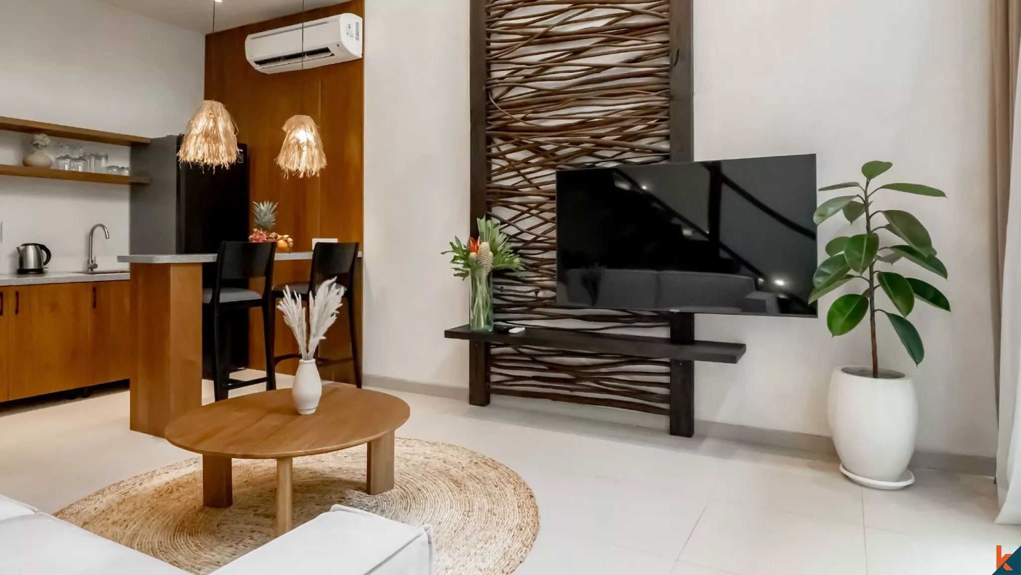 Villa Bergaya Loft Modern dengan 1 Kamar Tidur dan Kolam Renang Bersama di Berawa