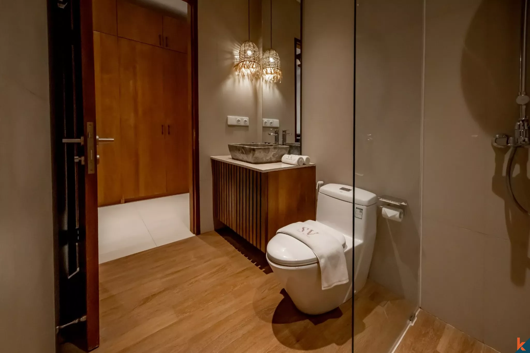 Villa Bergaya Loft Modern dengan 1 Kamar Tidur dan Kolam Renang Bersama di Berawa