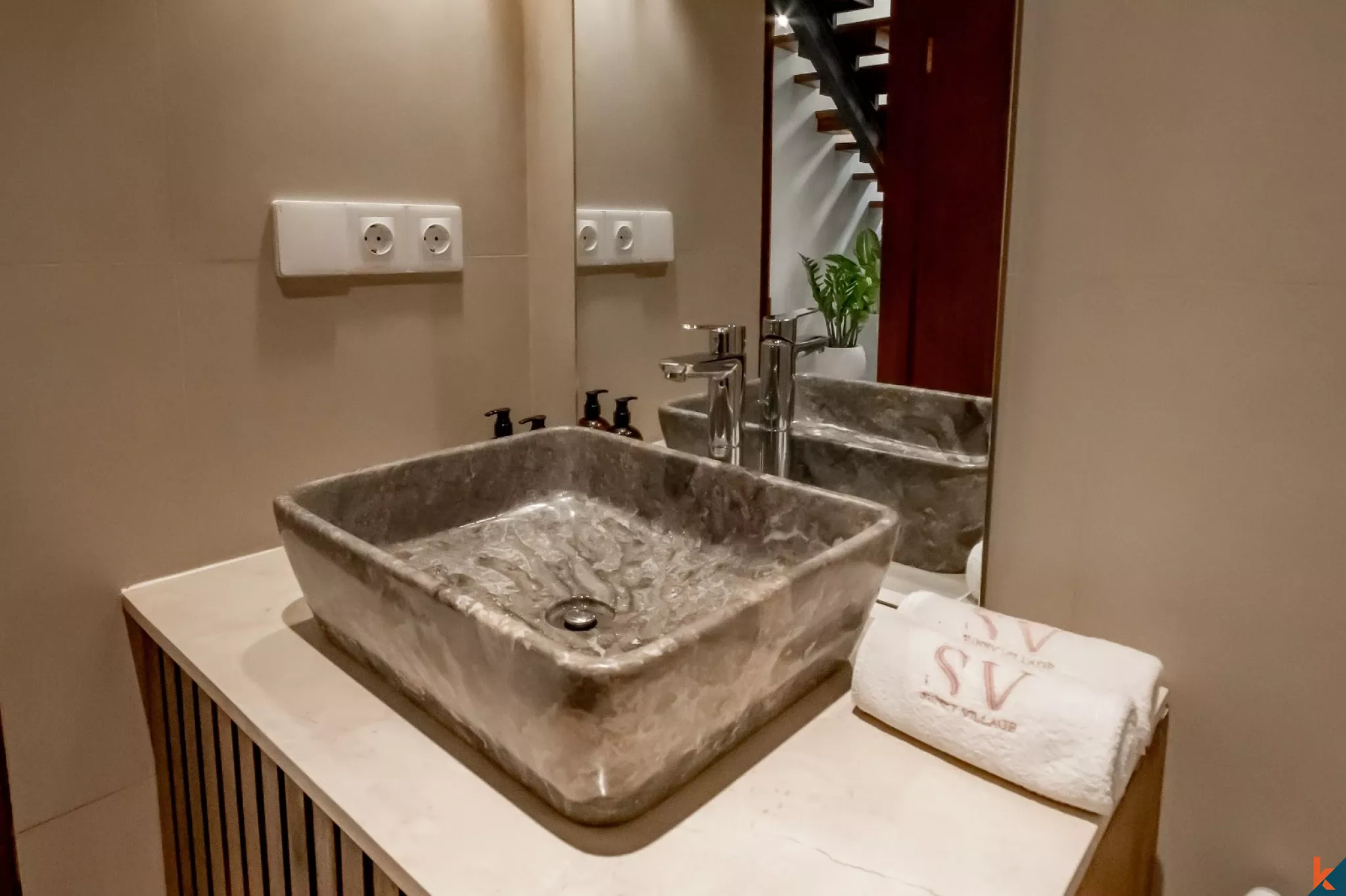 Villa Bergaya Loft Modern dengan 1 Kamar Tidur dan Kolam Renang Bersama di Berawa