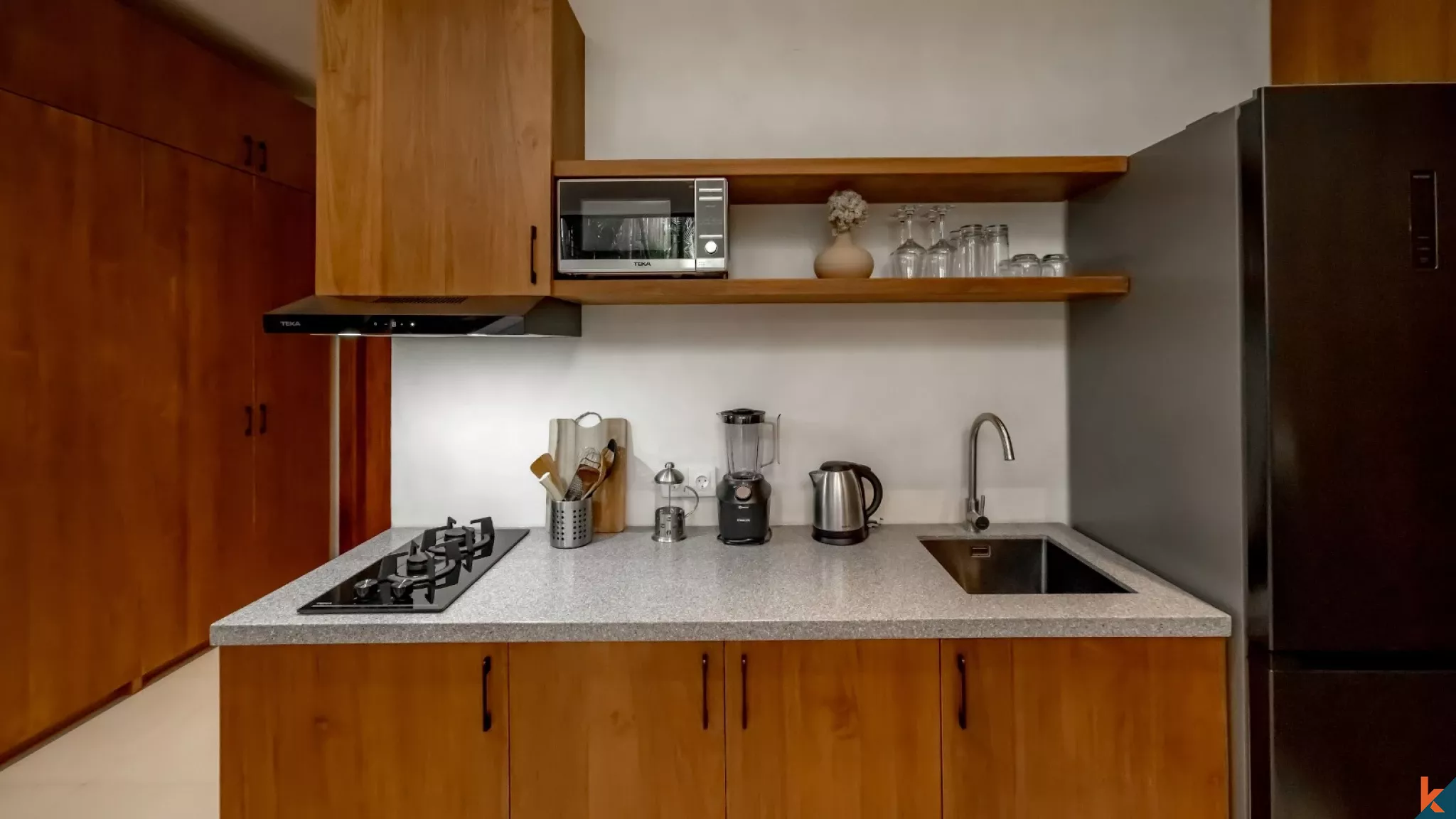 Villa Bergaya Loft Modern dengan 1 Kamar Tidur dan Kolam Renang Bersama di Berawa