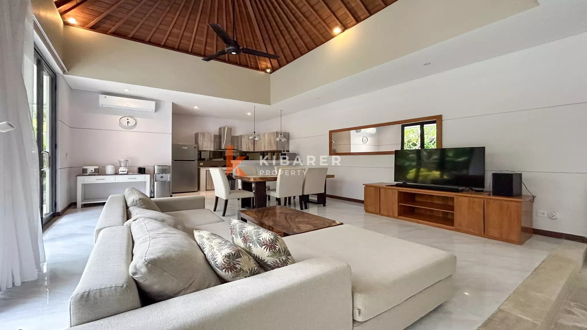 Charming Three-Bedroom Enclosed Living Villa with Private Pool in Umalas