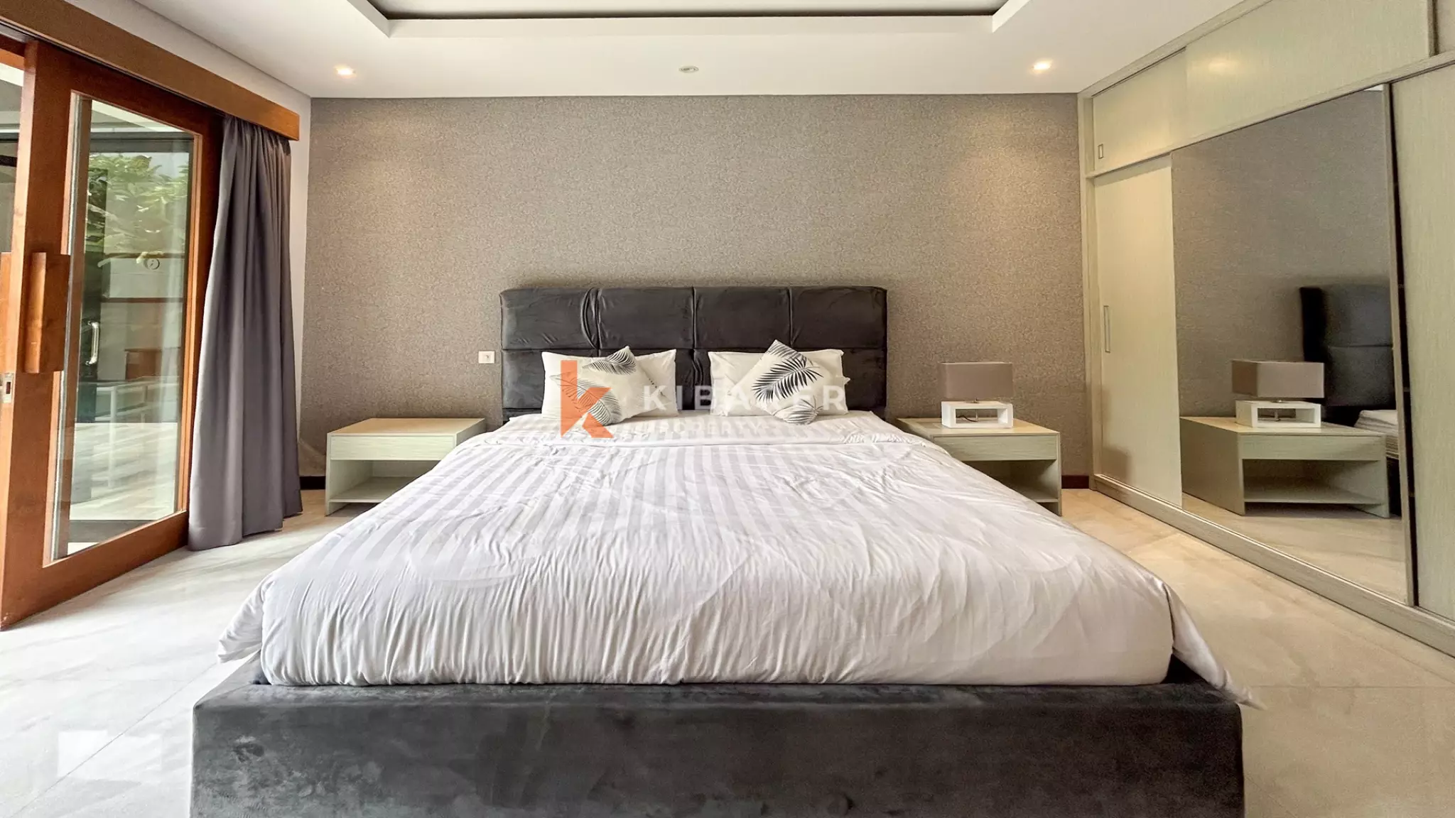 Charming Three-Bedroom Enclosed Living Villa with Private Pool in Umalas