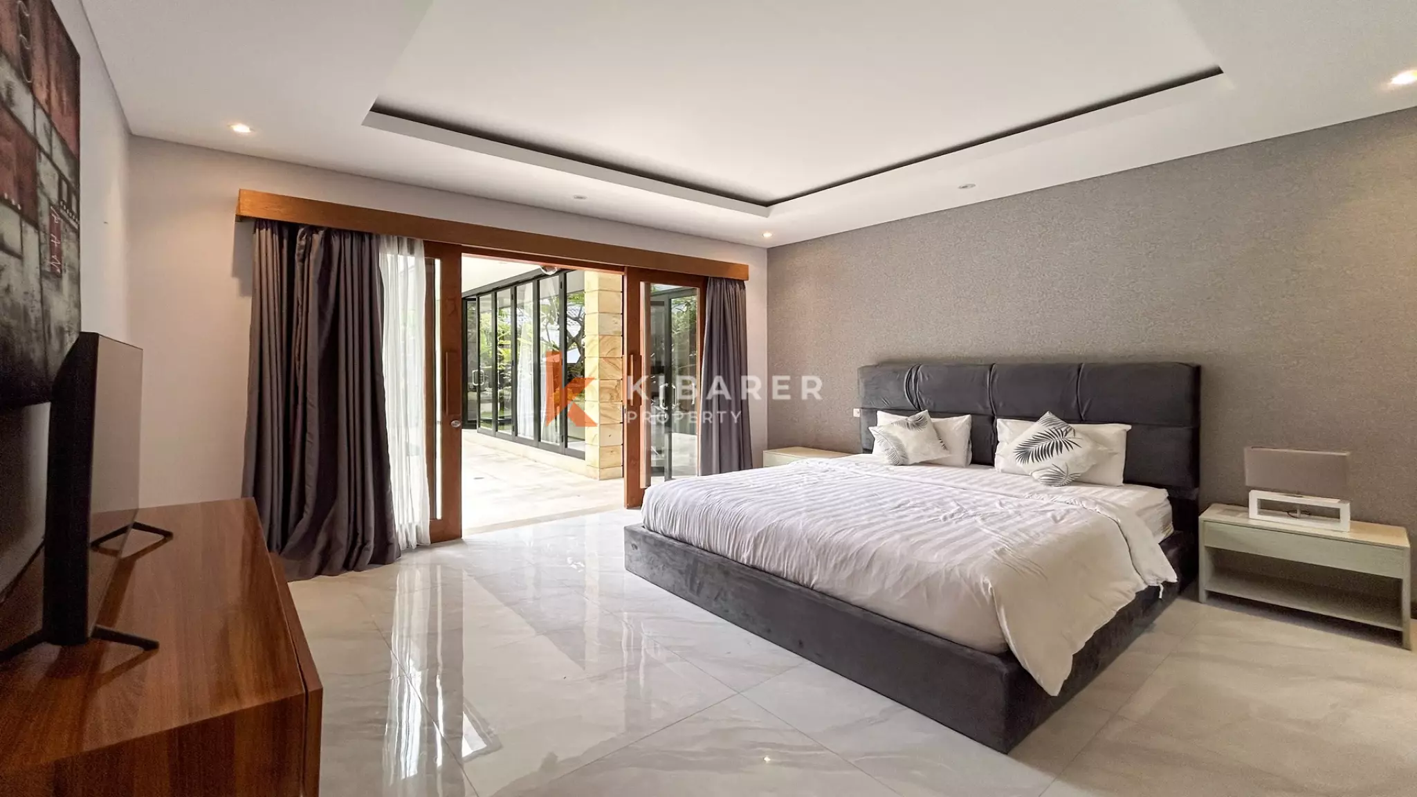 Charming Three-Bedroom Enclosed Living Villa with Private Pool in Umalas