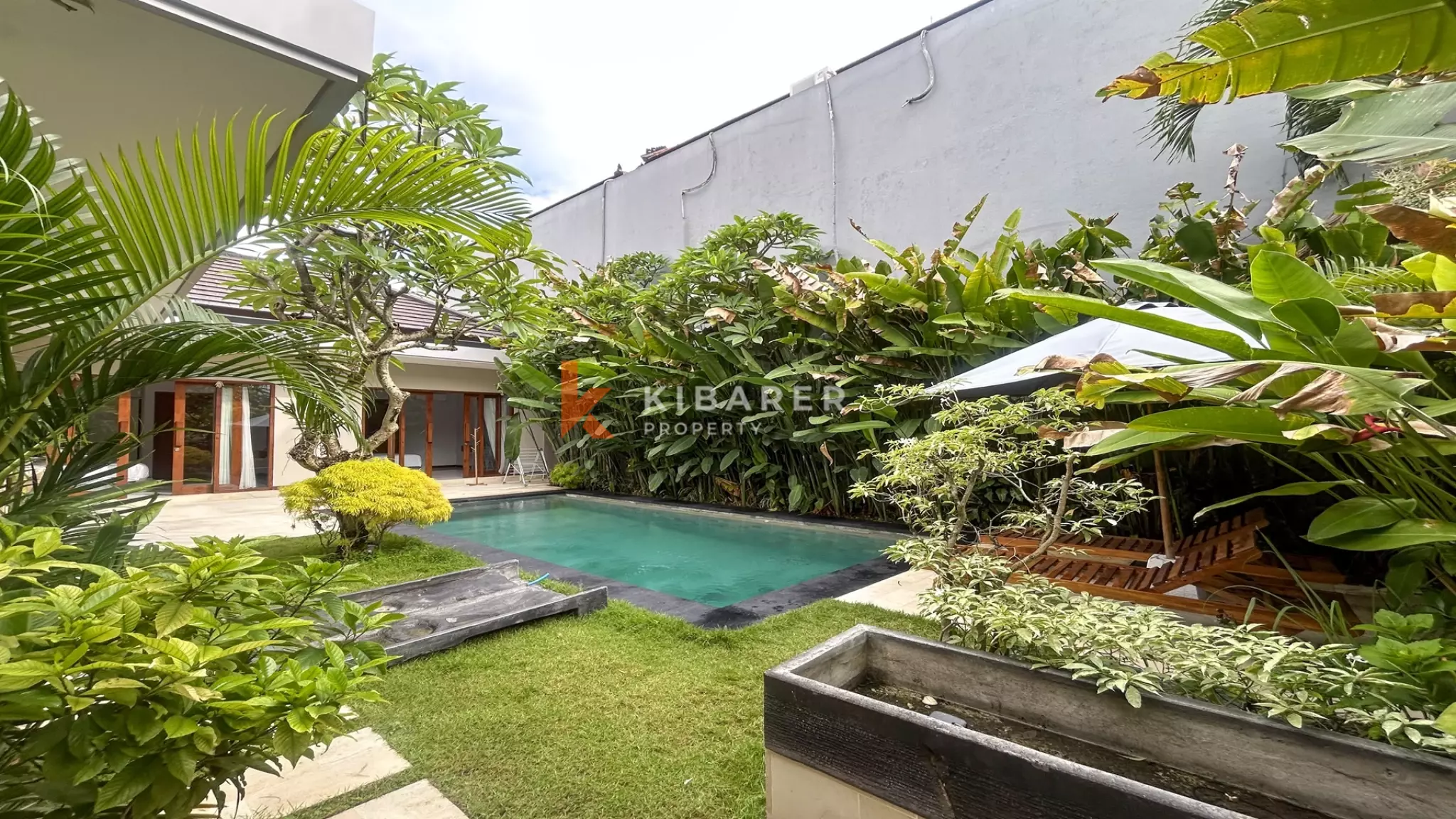 Charming Three-Bedroom Enclosed Living Villa with Private Pool in Umalas