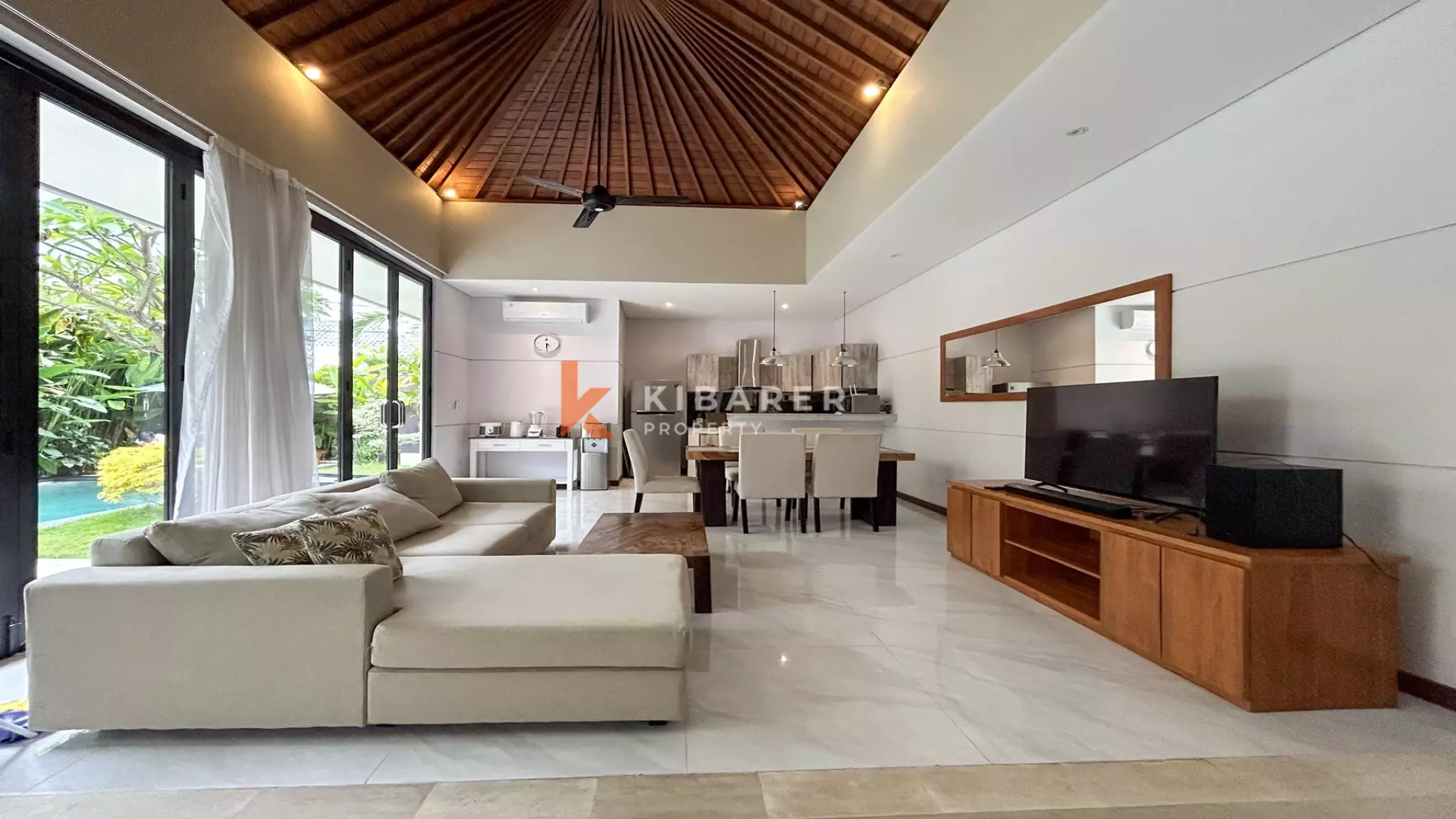 Charming Three-Bedroom Enclosed Living Villa with Private Pool in Umalas