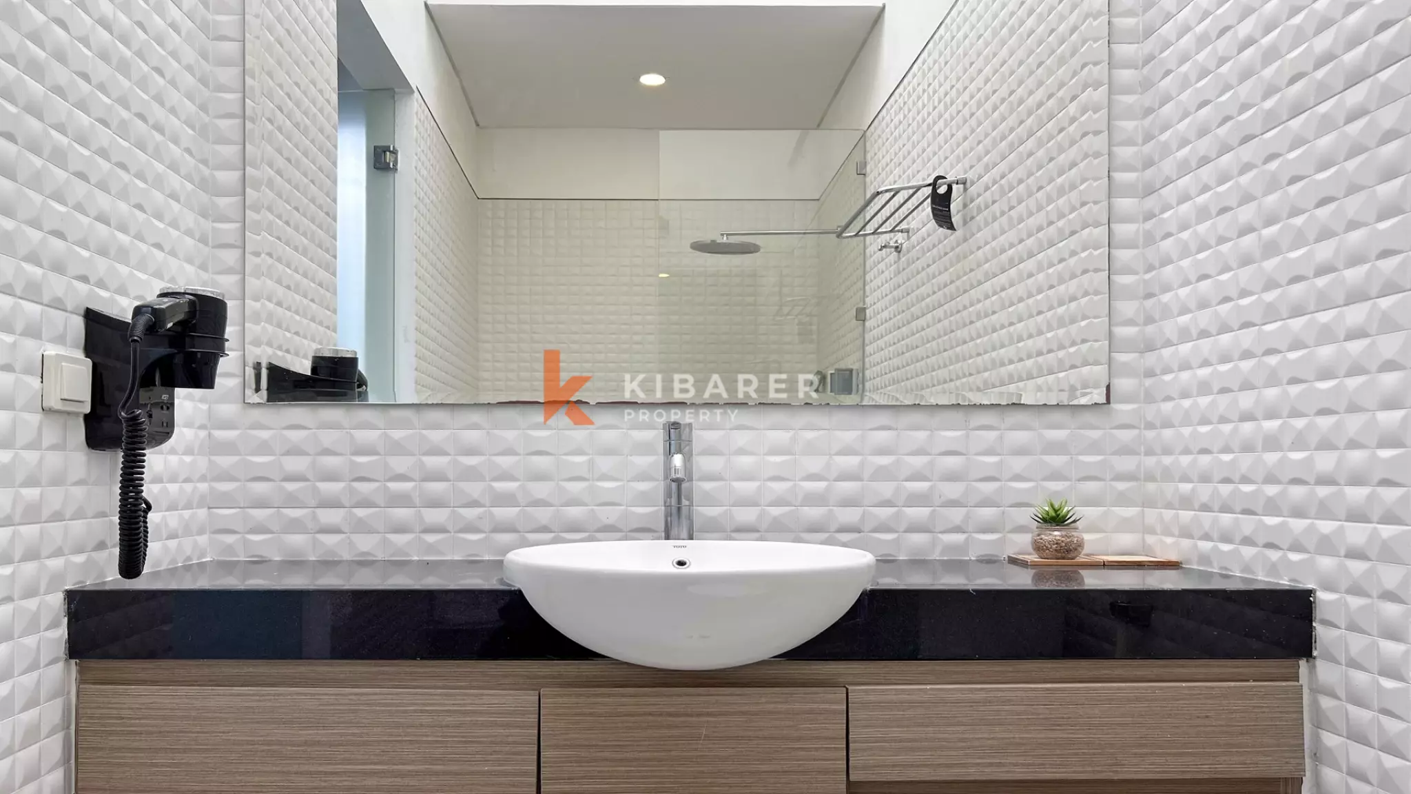 Your Private Getaway: Two-Bedroom Enclosed Living Villa in Ungasan