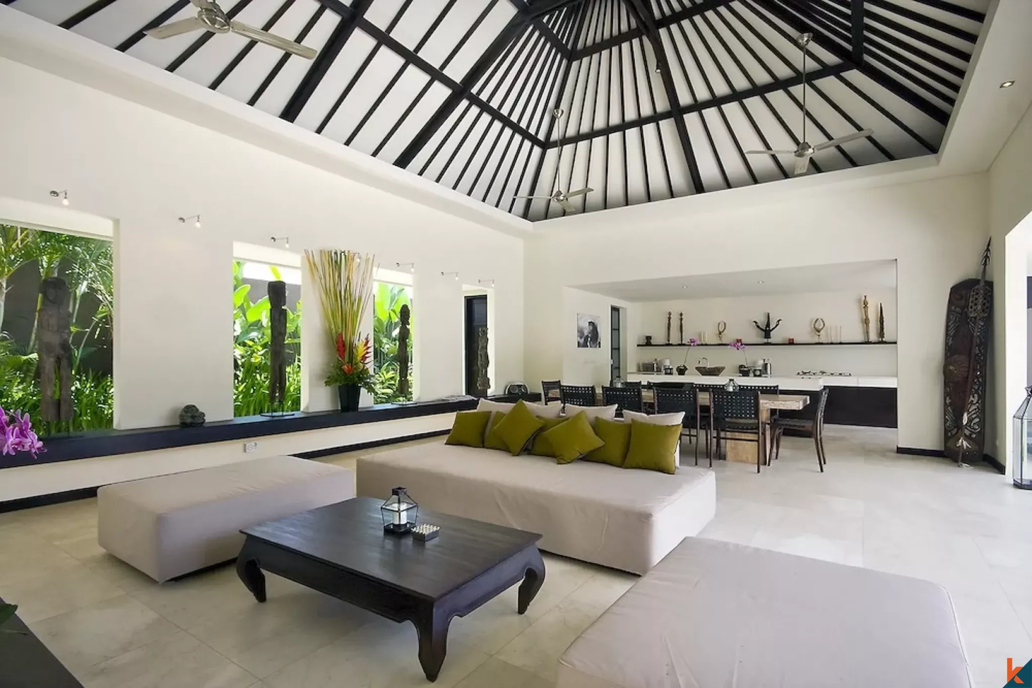 Properti Sewa 4 Kamar Tidur yang Luar Biasa dengan Pemandangan Menakjubkan di Canggu