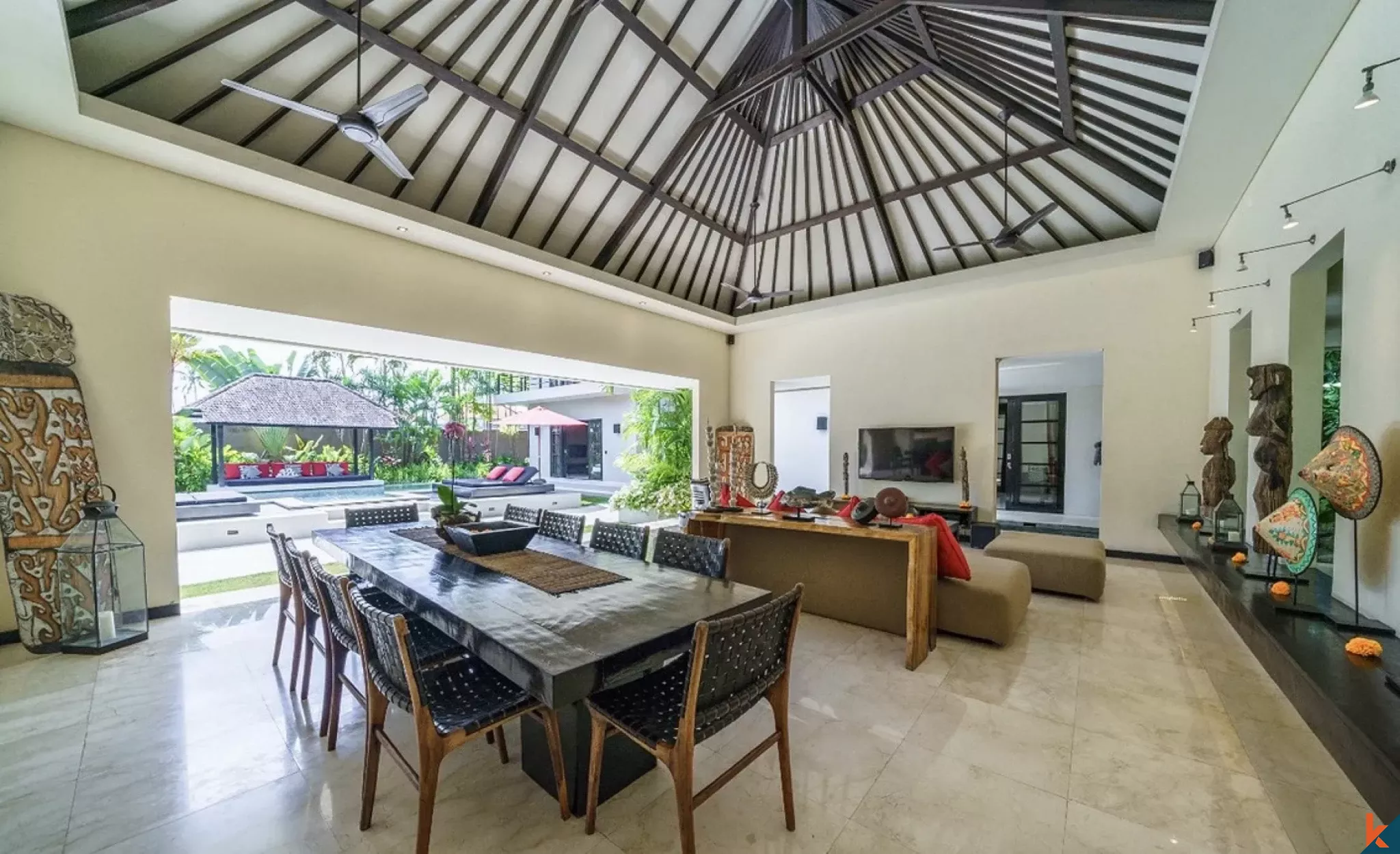 Properti Sewa 4 Kamar Tidur yang Luar Biasa dengan Pemandangan Menakjubkan di Canggu