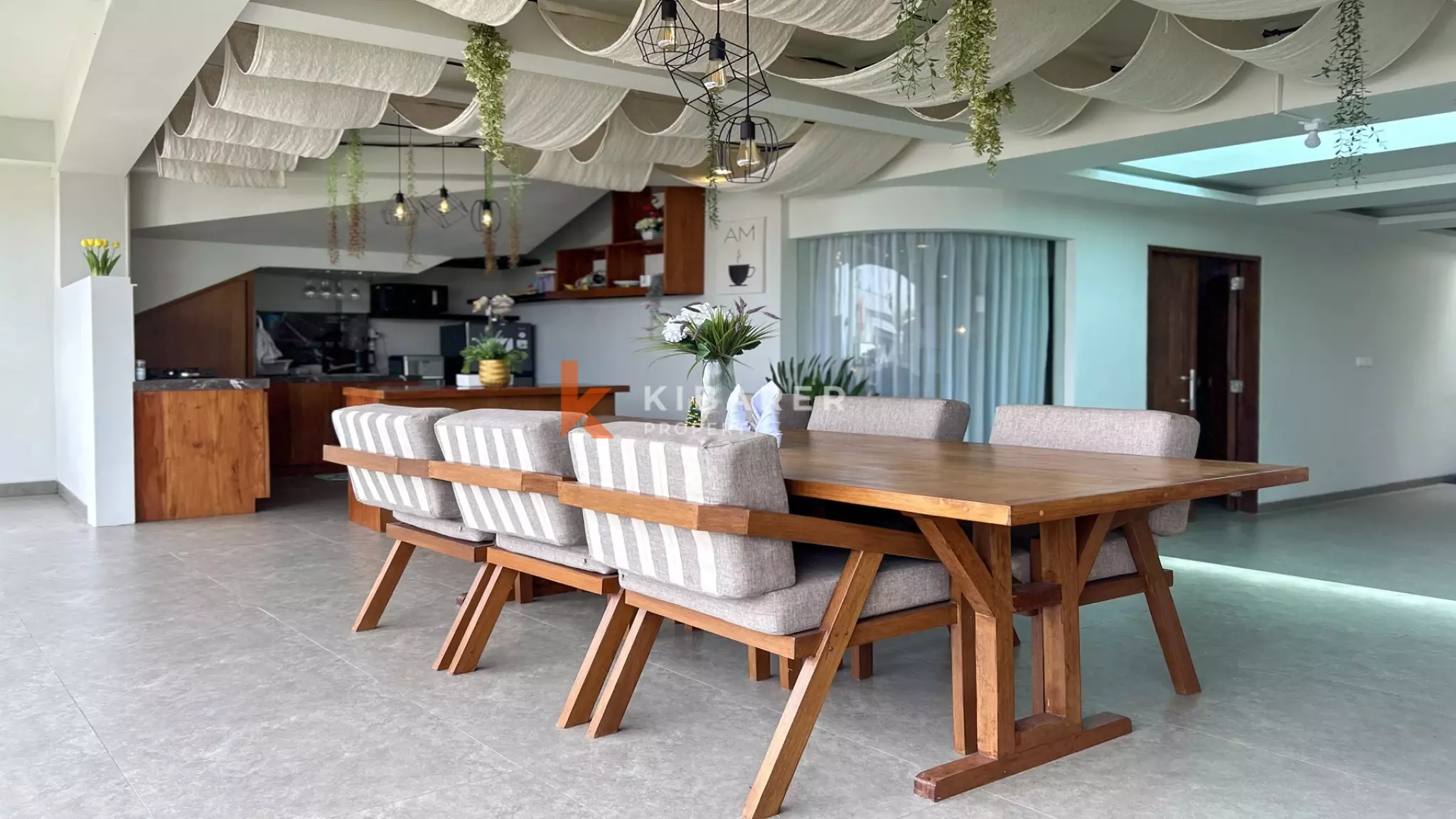 Superbe villa de quatre chambres avec piscine sur le toit et vue panoramique à Uluwatu