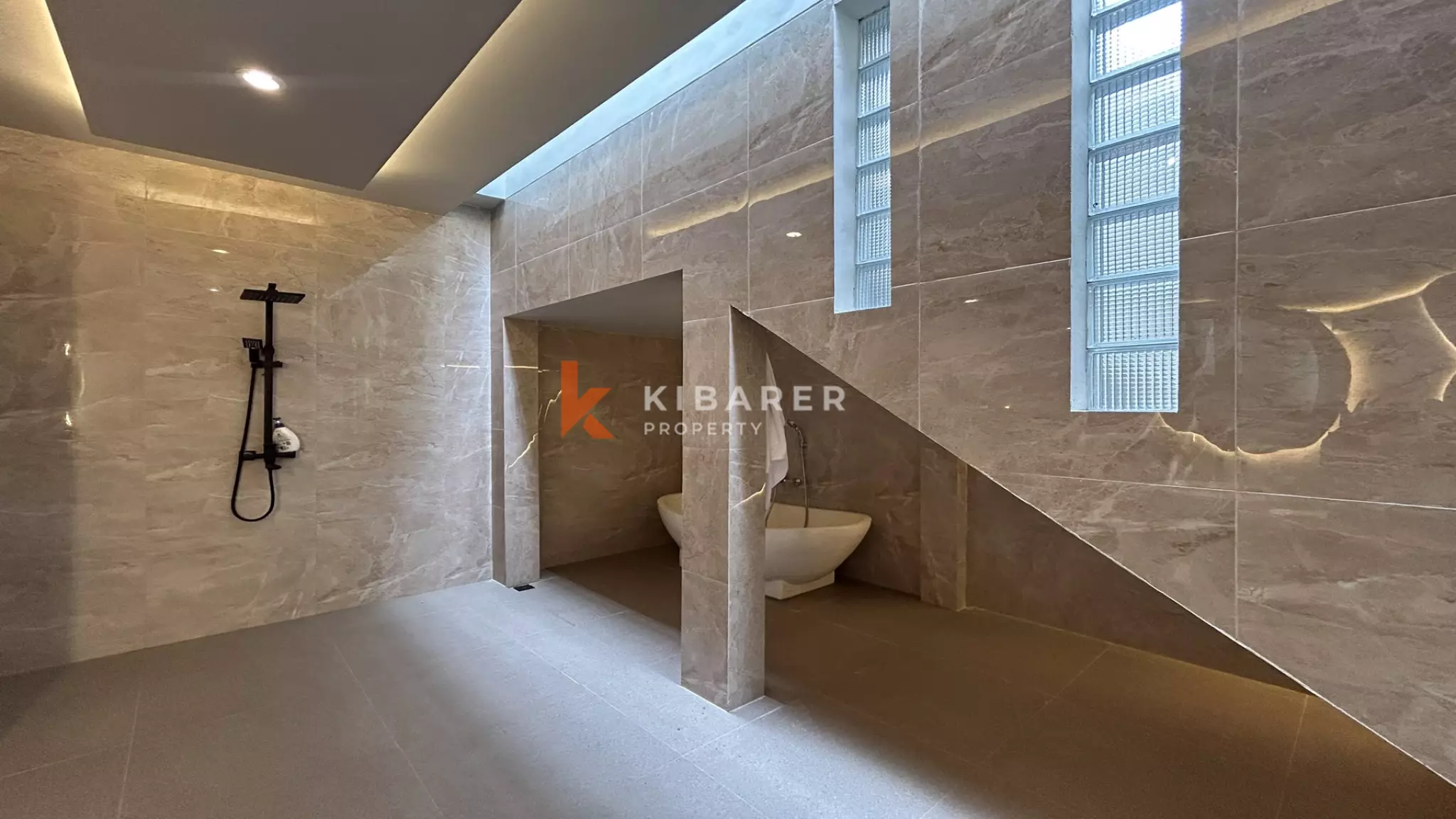 Superbe villa de quatre chambres avec piscine sur le toit et vue panoramique à Uluwatu