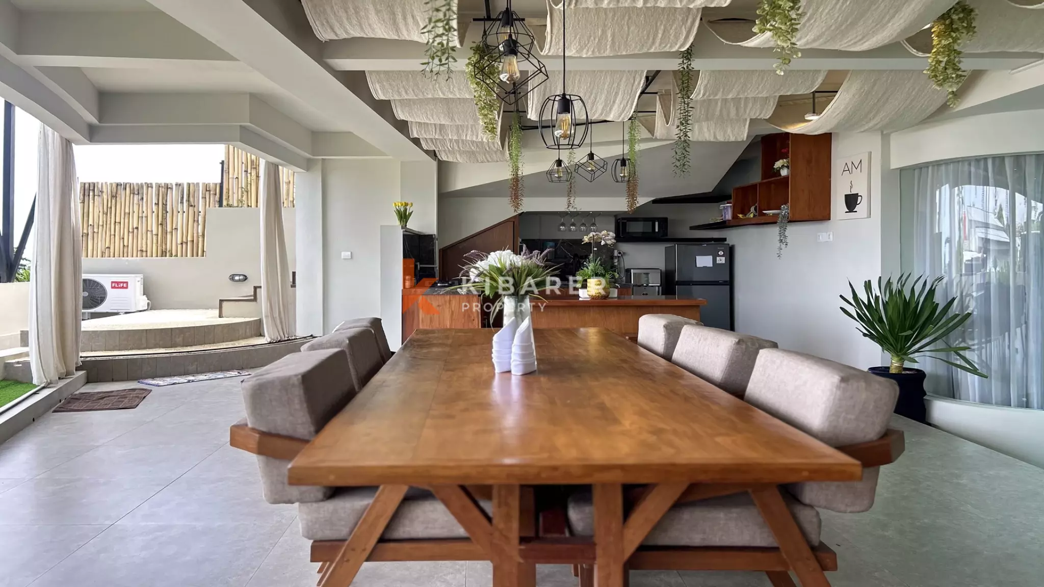 Superbe villa de quatre chambres avec piscine sur le toit et vue panoramique à Uluwatu