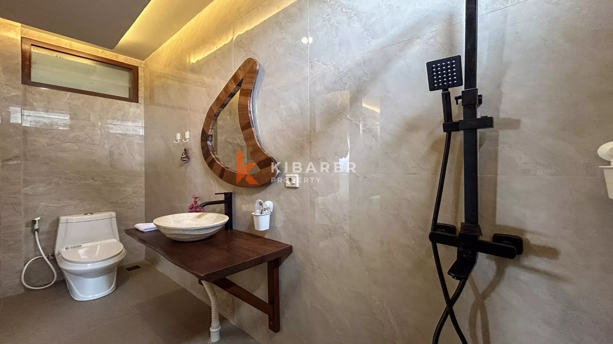 Superbe villa de quatre chambres avec piscine sur le toit et vue panoramique à Uluwatu