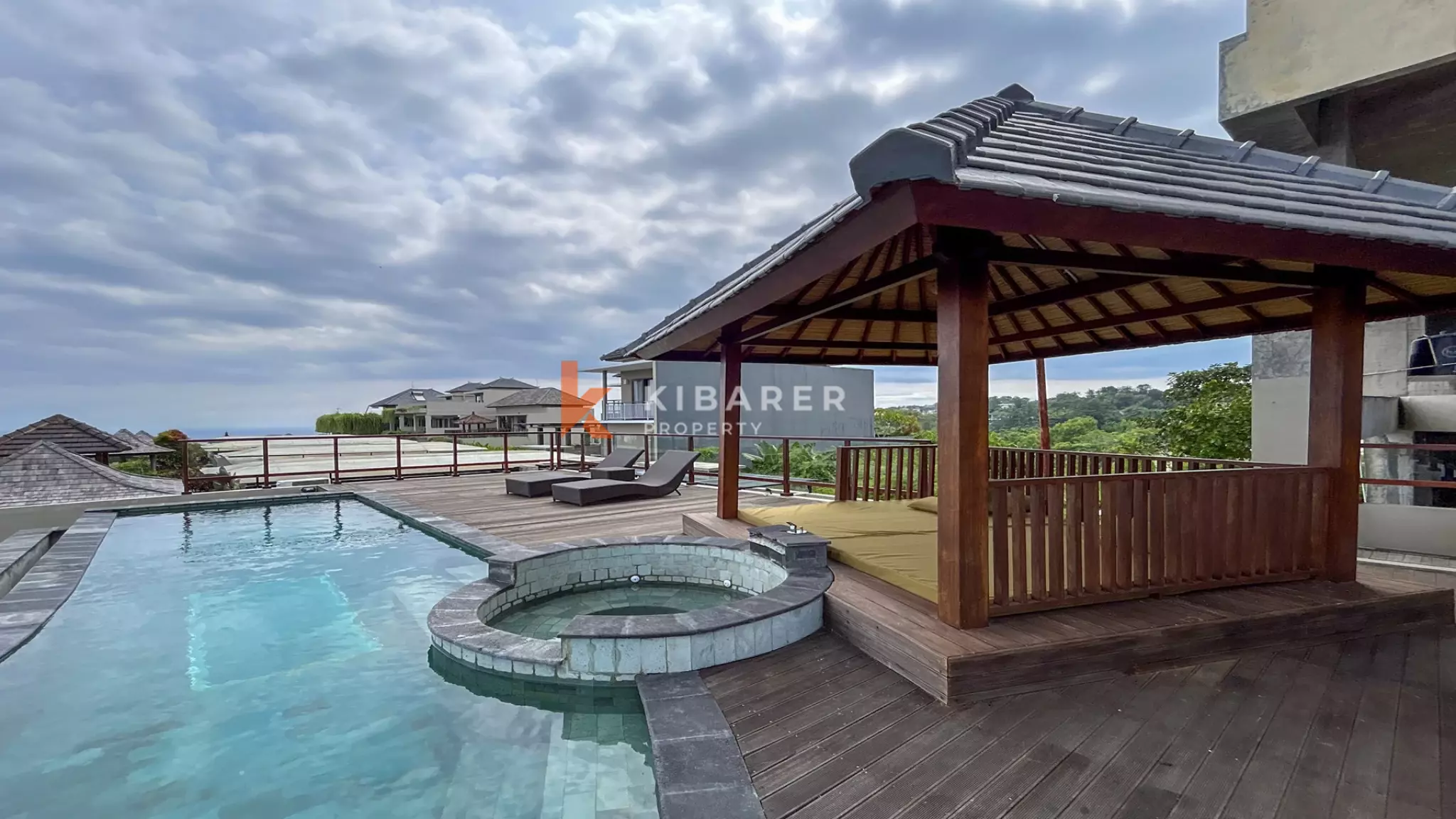 Superbe villa de quatre chambres avec piscine sur le toit et vue panoramique à Uluwatu