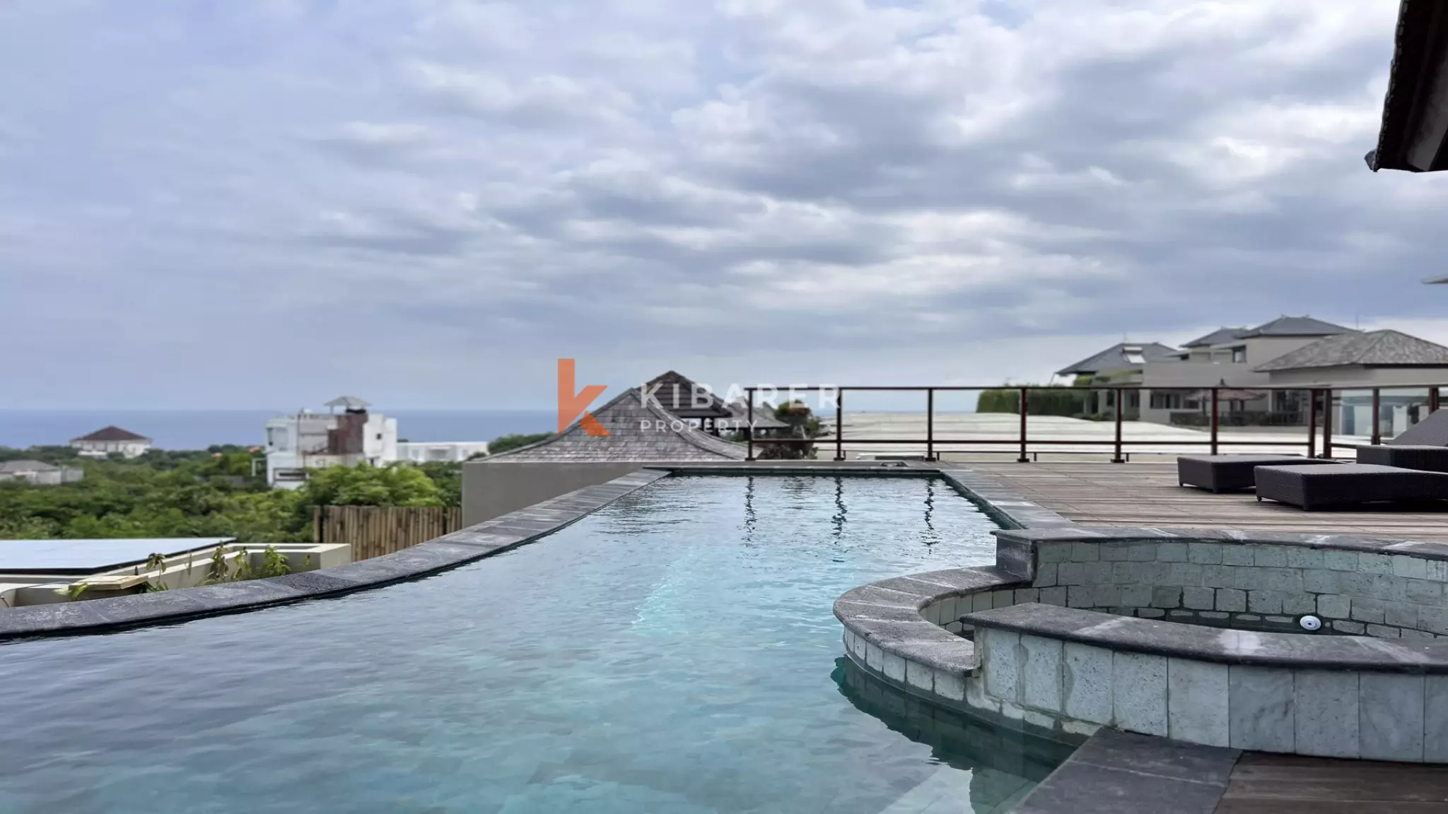 Superbe villa de quatre chambres avec piscine sur le toit et vue panoramique à Uluwatu
