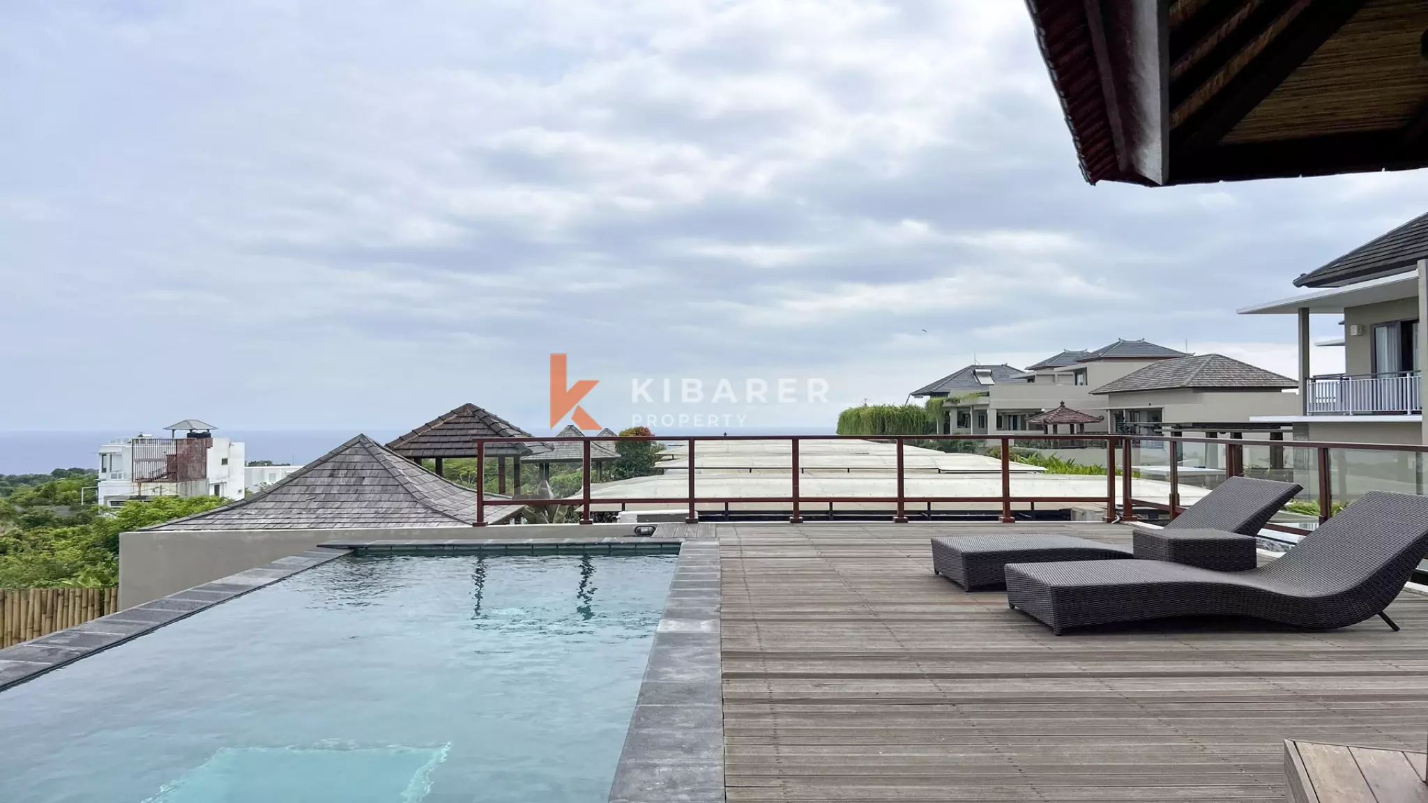 Superbe villa de quatre chambres avec piscine sur le toit et vue panoramique à Uluwatu