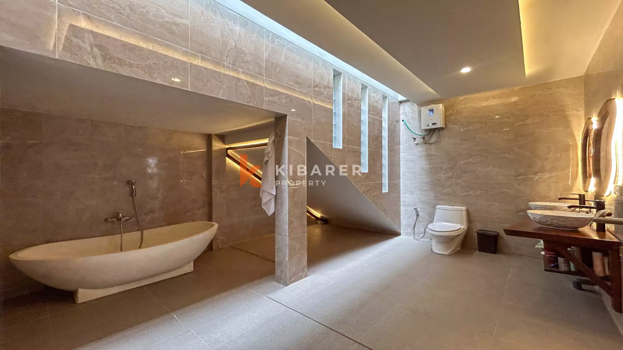 Superbe villa de quatre chambres avec piscine sur le toit et vue panoramique à Uluwatu