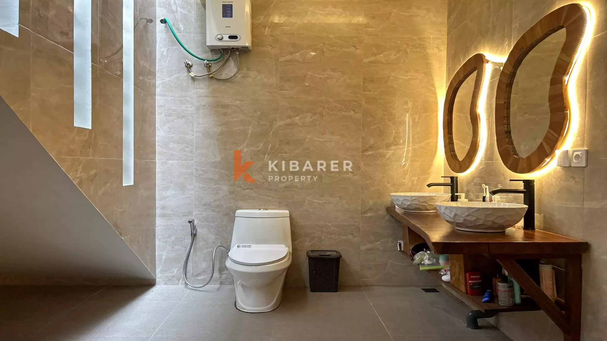 Superbe villa de quatre chambres avec piscine sur le toit et vue panoramique à Uluwatu