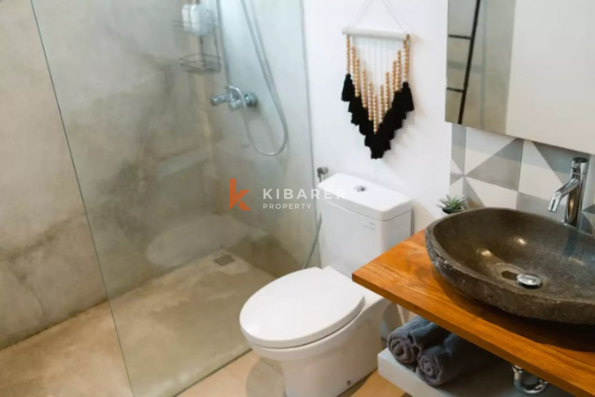 Elegant Family Four Bedroom Villa Overlooking a Large Communal Garden in Berawa