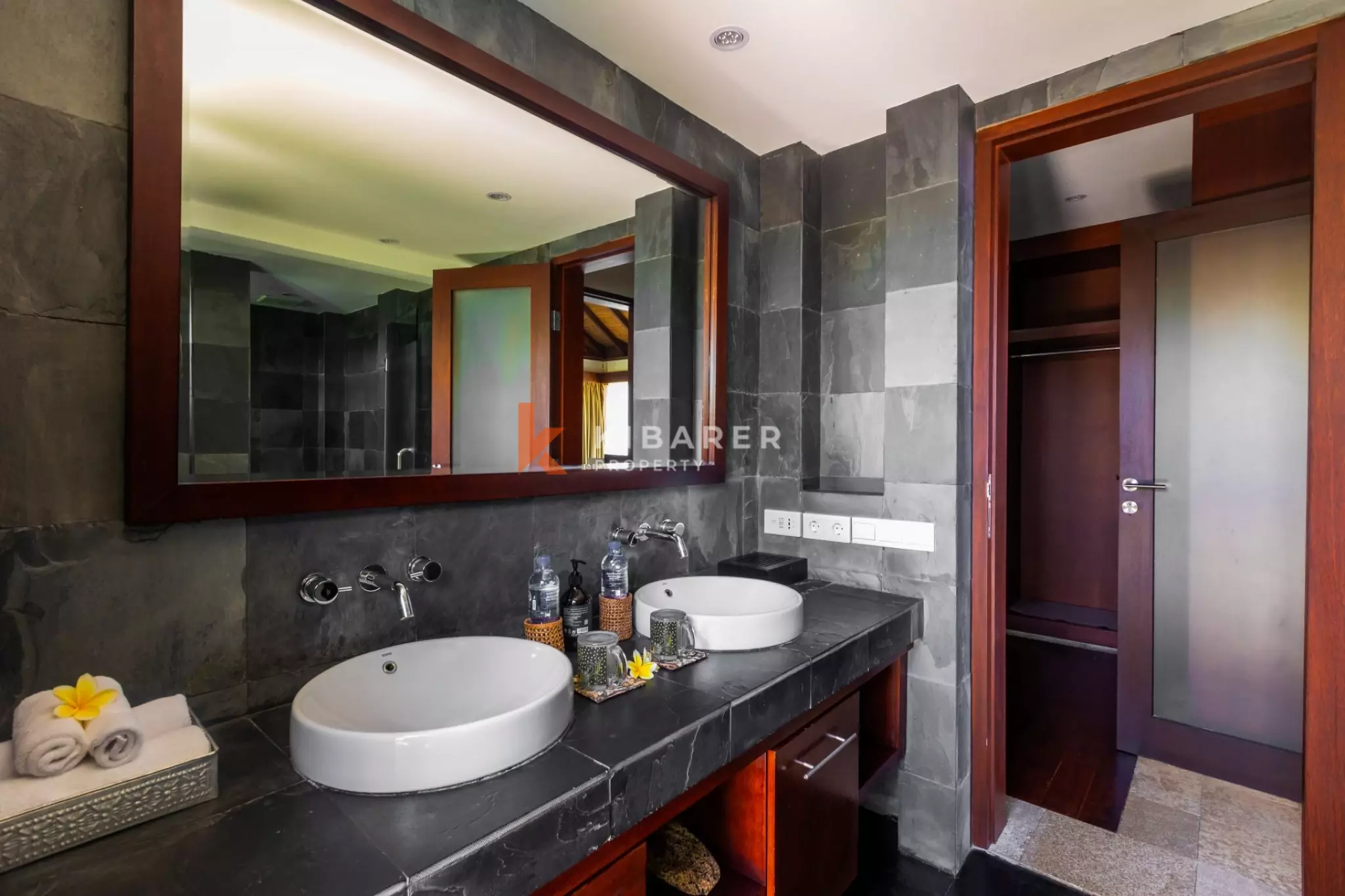 Where the Ocean Meets the Sky - A Six Bedroom Hilltop Villa in Kutuh