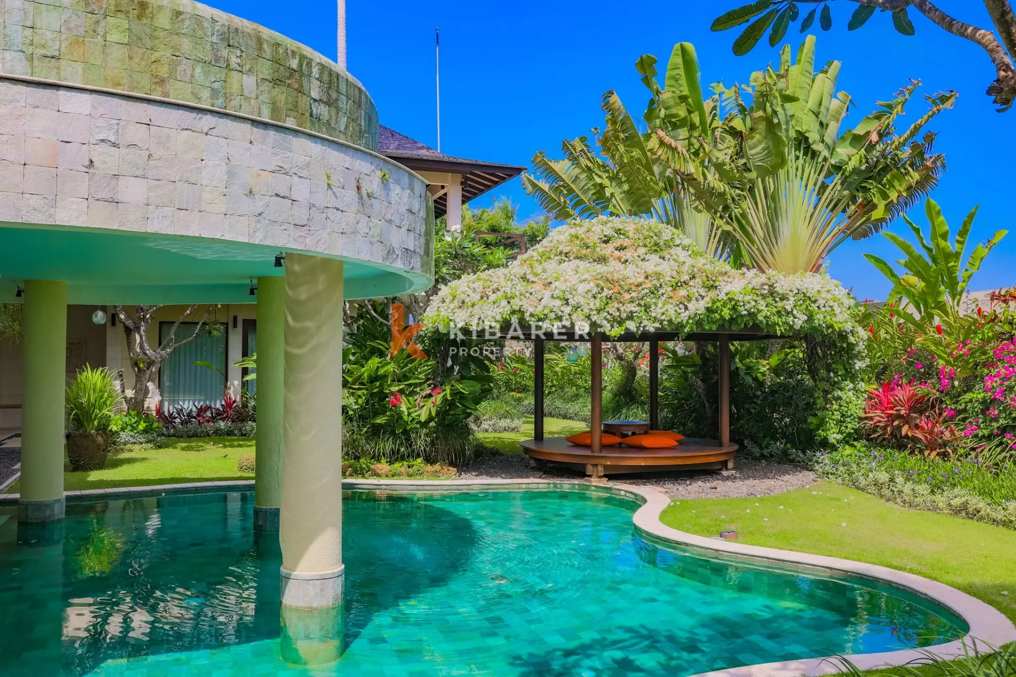 Where the Ocean Meets the Sky - A Six Bedroom Hilltop Villa in Kutuh