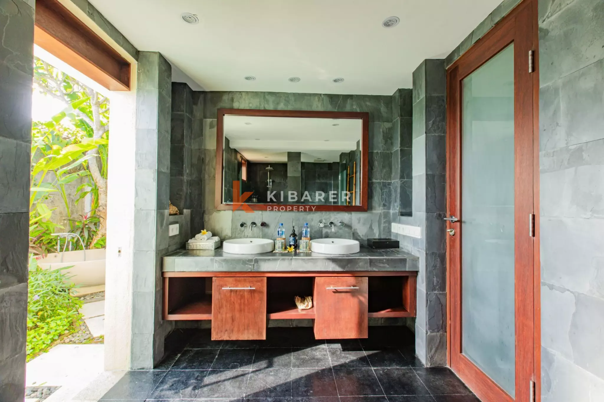 Where the Ocean Meets the Sky - A Six Bedroom Hilltop Villa in Kutuh