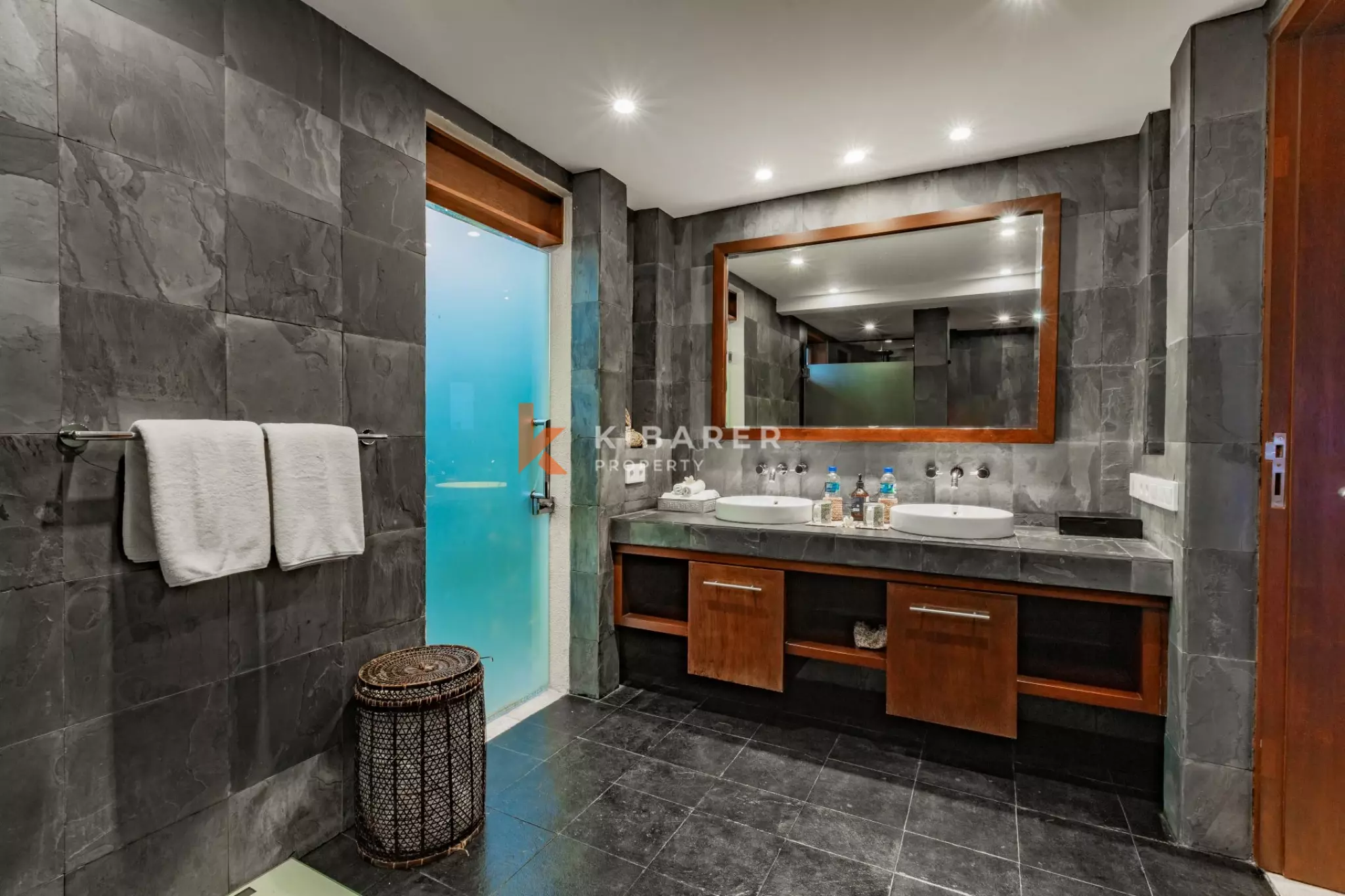 Where the Ocean Meets the Sky - A Six Bedroom Hilltop Villa in Kutuh