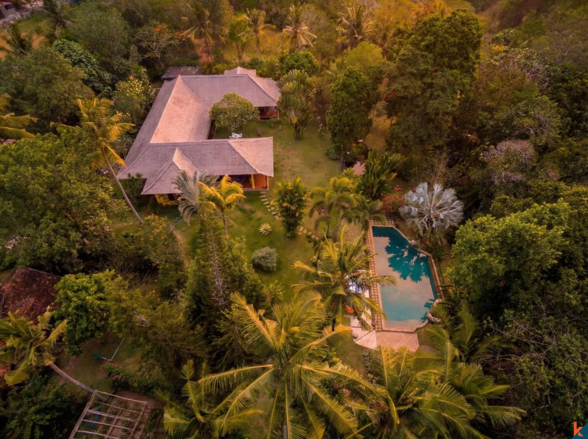 Beautiful freehold estate with chic amenities and generous land