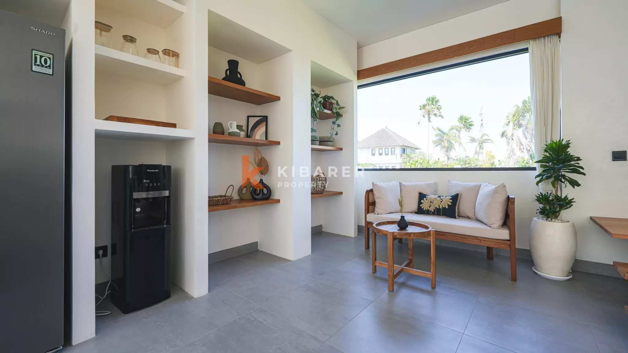 Villa Tiga Kamar Tidur Mewah dengan Ruang Keluarga Tertutup, Berjarak Dekat dengan Pantai Cemagi