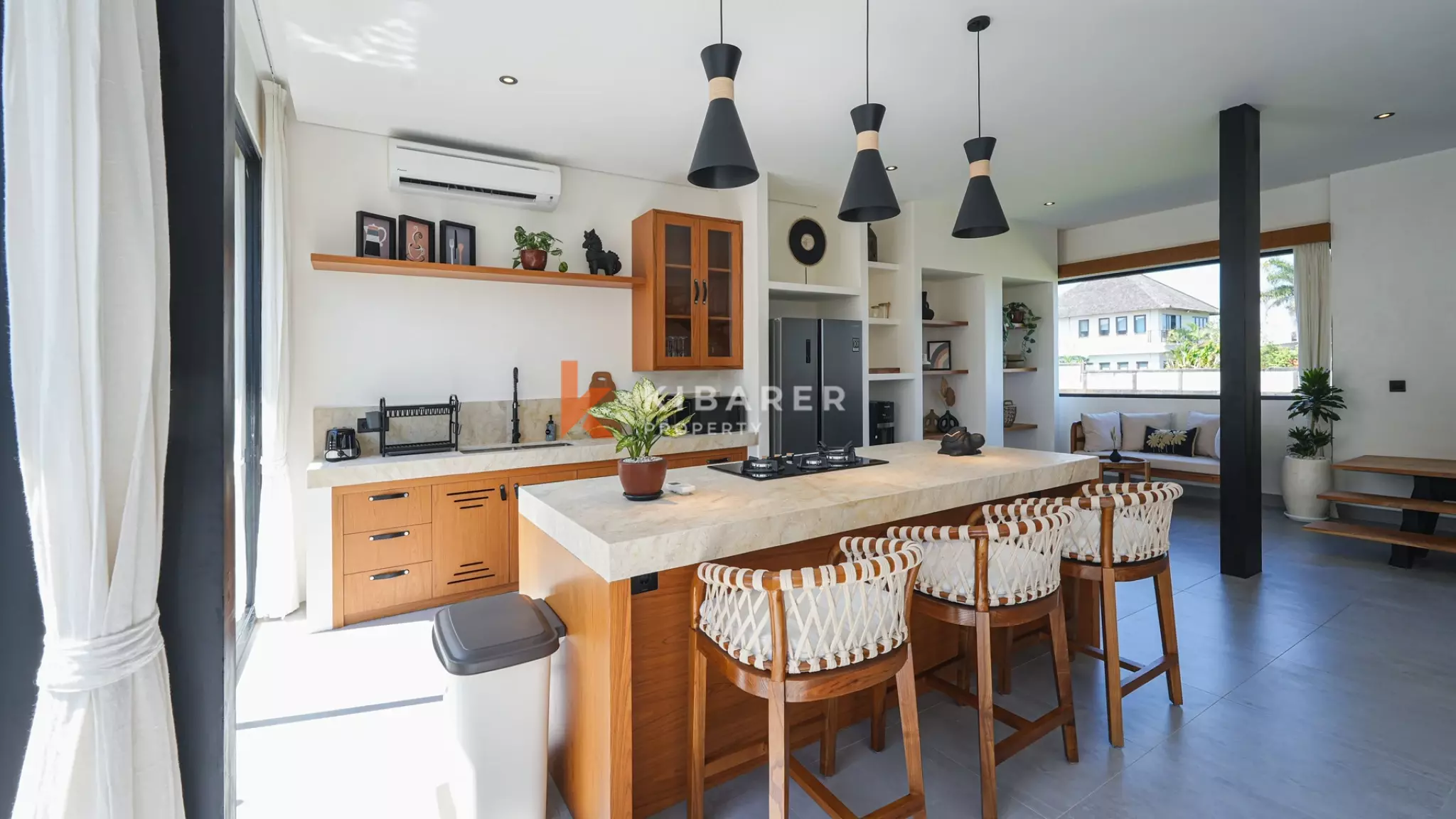 Villa Tiga Kamar Tidur Mewah dengan Ruang Keluarga Tertutup, Berjarak Dekat dengan Pantai Cemagi