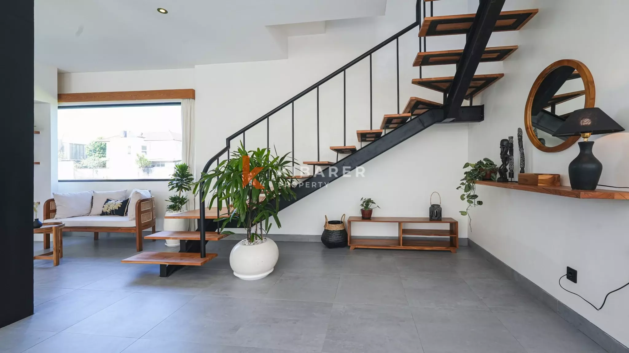 Villa Tiga Kamar Tidur Mewah dengan Ruang Keluarga Tertutup, Berjarak Dekat dengan Pantai Cemagi