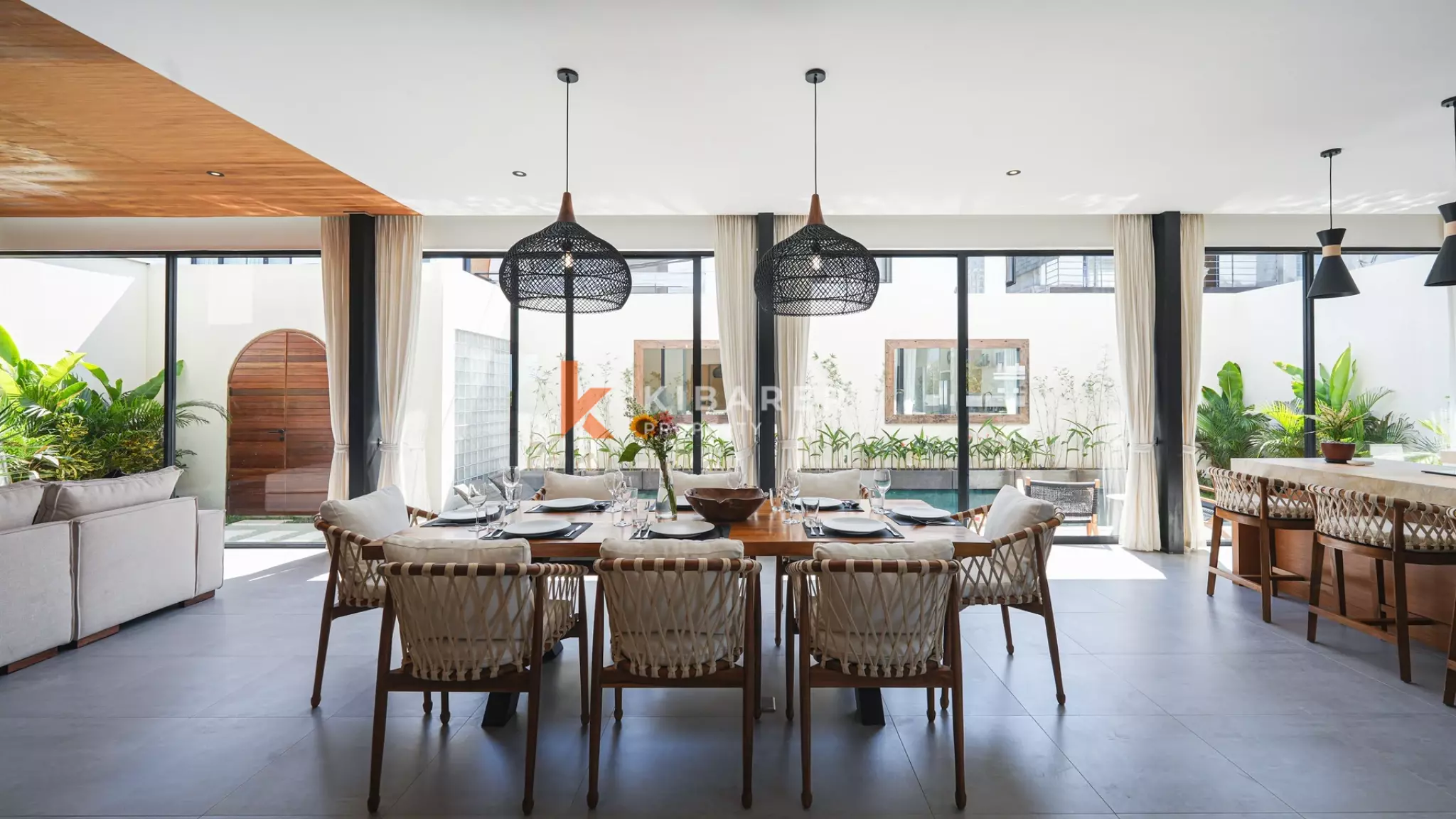 Villa Tiga Kamar Tidur Mewah dengan Ruang Keluarga Tertutup, Berjarak Dekat dengan Pantai Cemagi