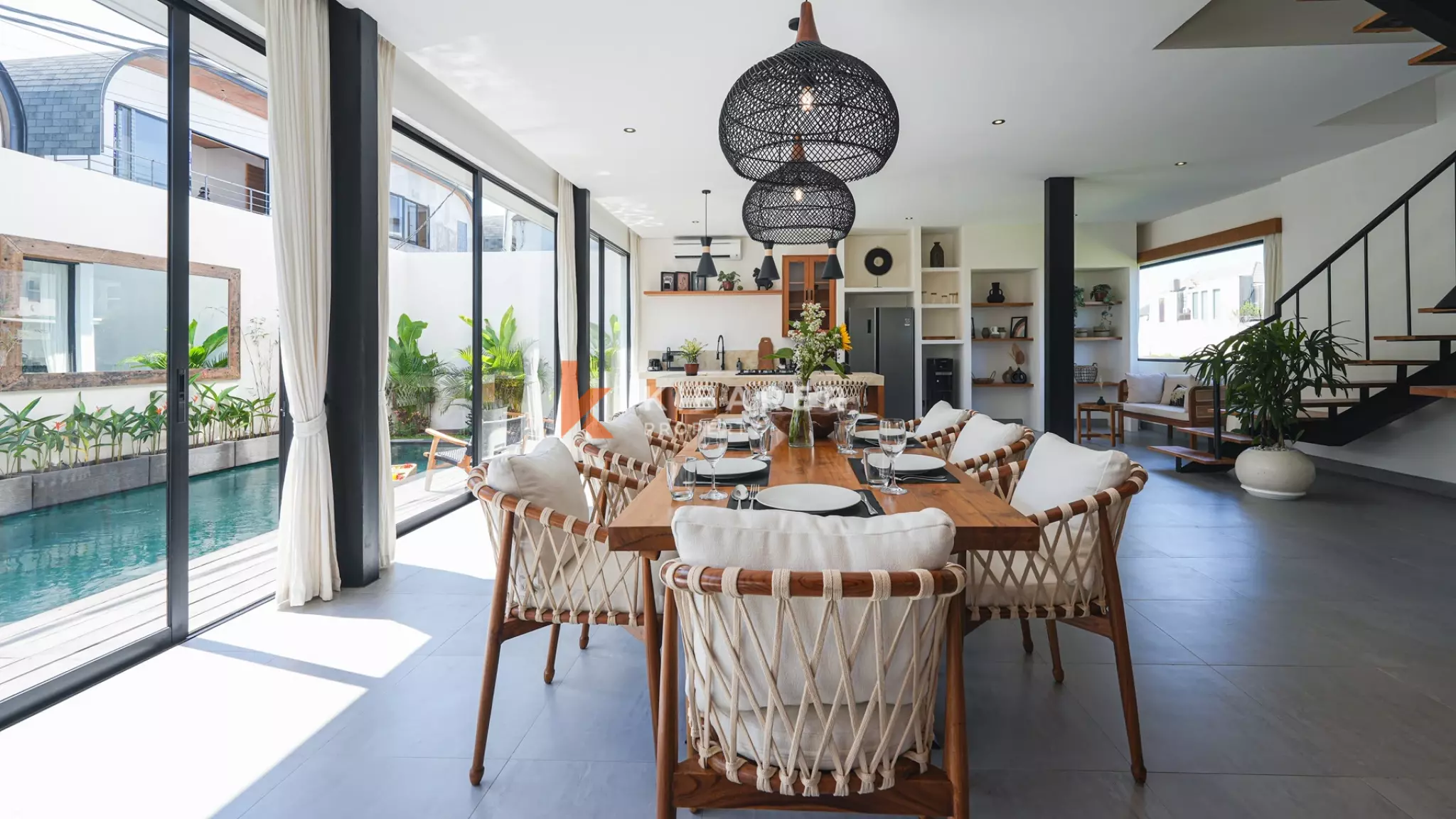 Villa Tiga Kamar Tidur Mewah dengan Ruang Keluarga Tertutup, Berjarak Dekat dengan Pantai Cemagi