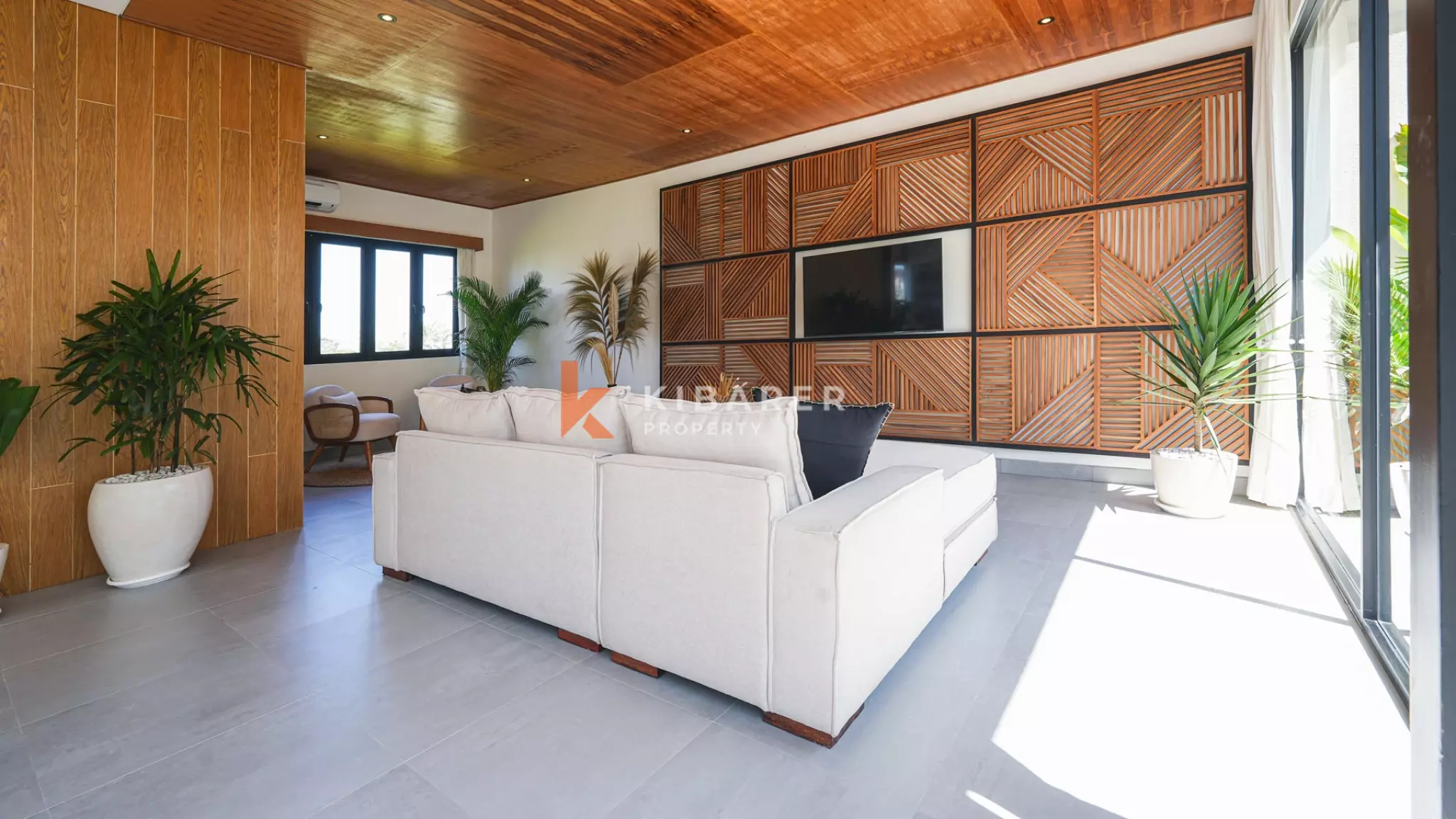 Villa Tiga Kamar Tidur Mewah dengan Ruang Keluarga Tertutup, Berjarak Dekat dengan Pantai Cemagi