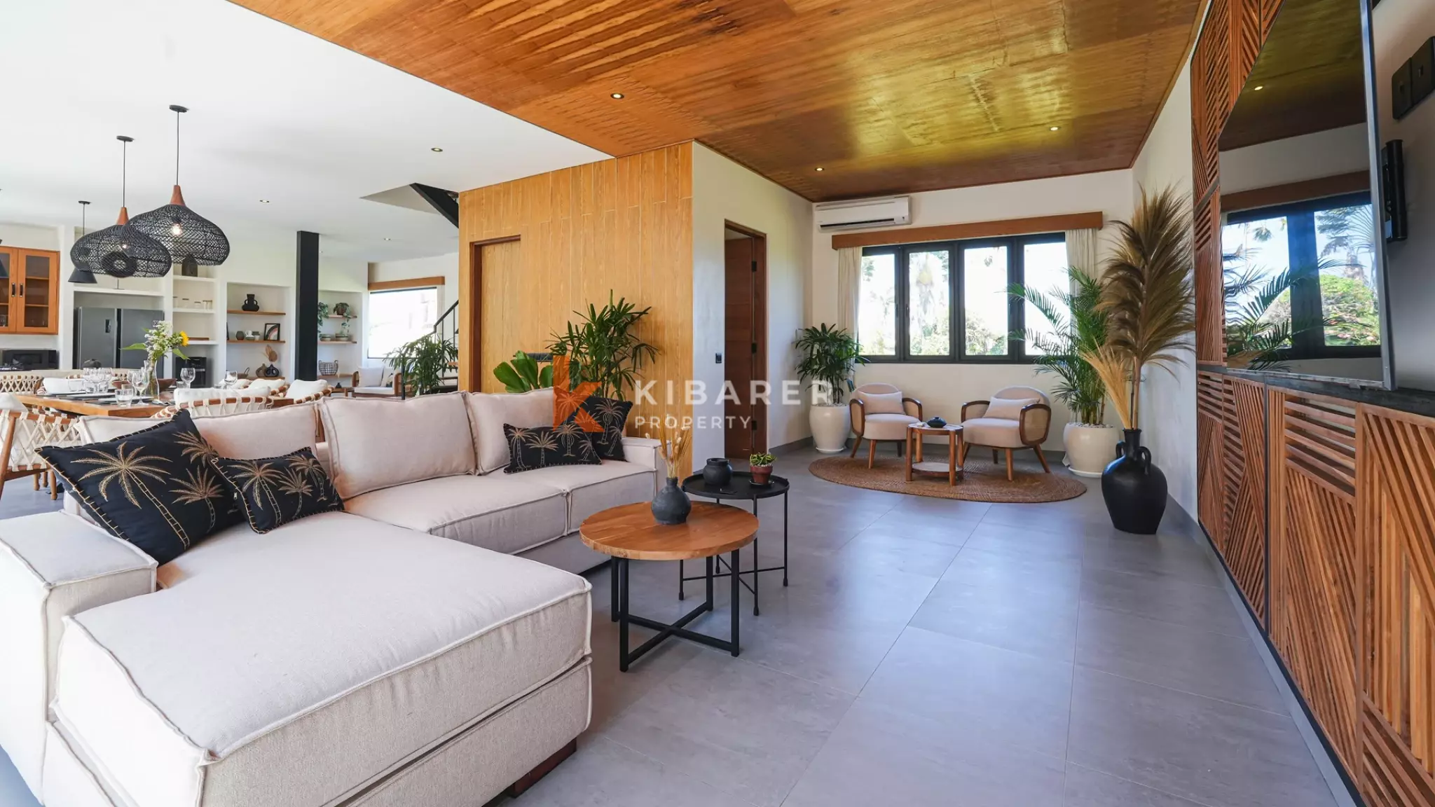 Villa Tiga Kamar Tidur Mewah dengan Ruang Keluarga Tertutup, Berjarak Dekat dengan Pantai Cemagi