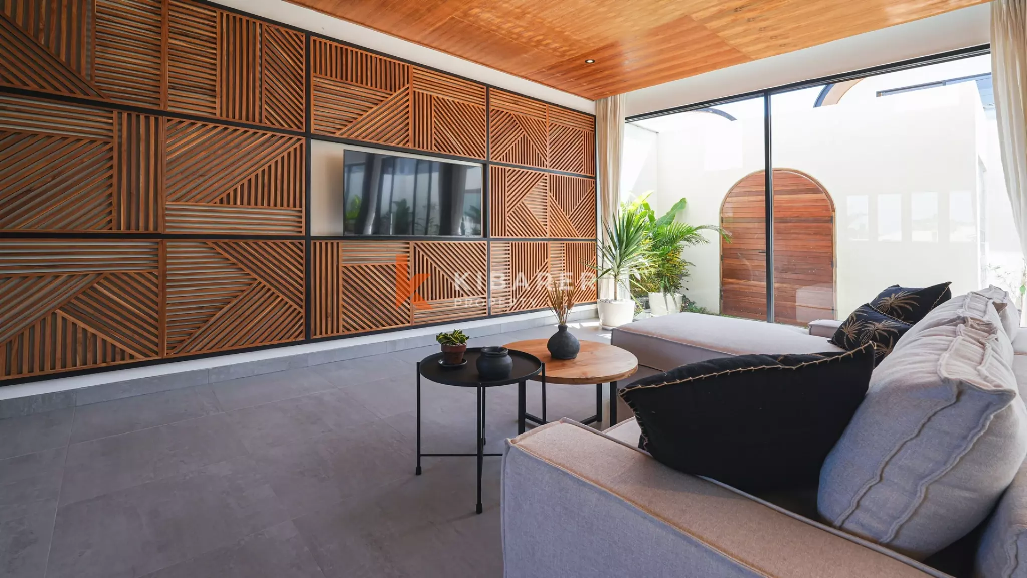 Villa Tiga Kamar Tidur Mewah dengan Ruang Keluarga Tertutup, Berjarak Dekat dengan Pantai Cemagi