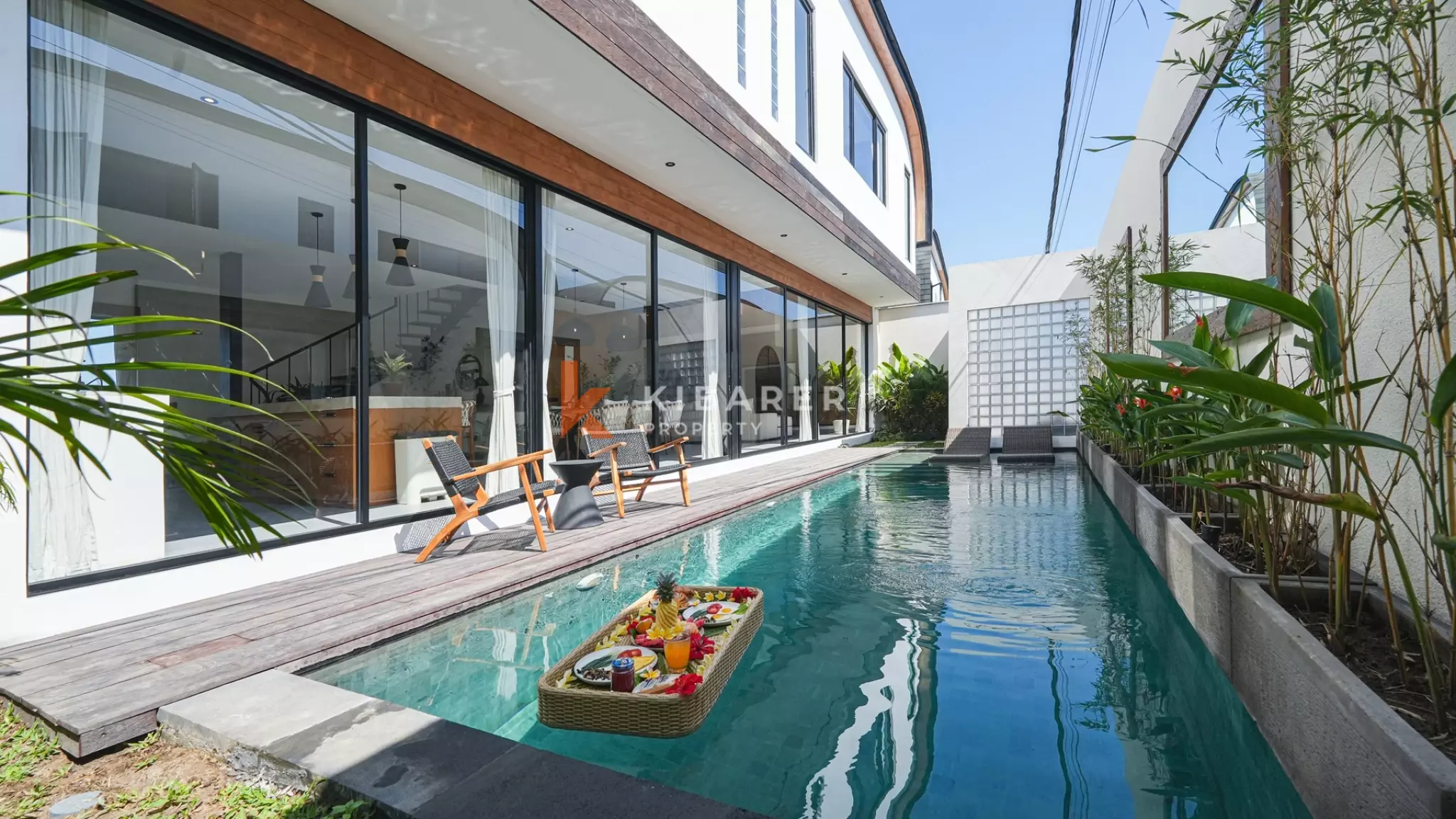 Villa Tiga Kamar Tidur Mewah dengan Ruang Keluarga Tertutup, Berjarak Dekat dengan Pantai Cemagi