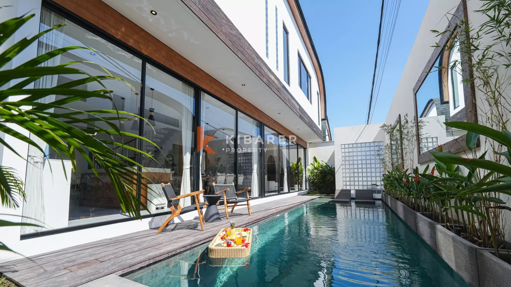 Villa Tiga Kamar Tidur Mewah dengan Ruang Keluarga Tertutup, Berjarak Dekat dengan Pantai Cemagi