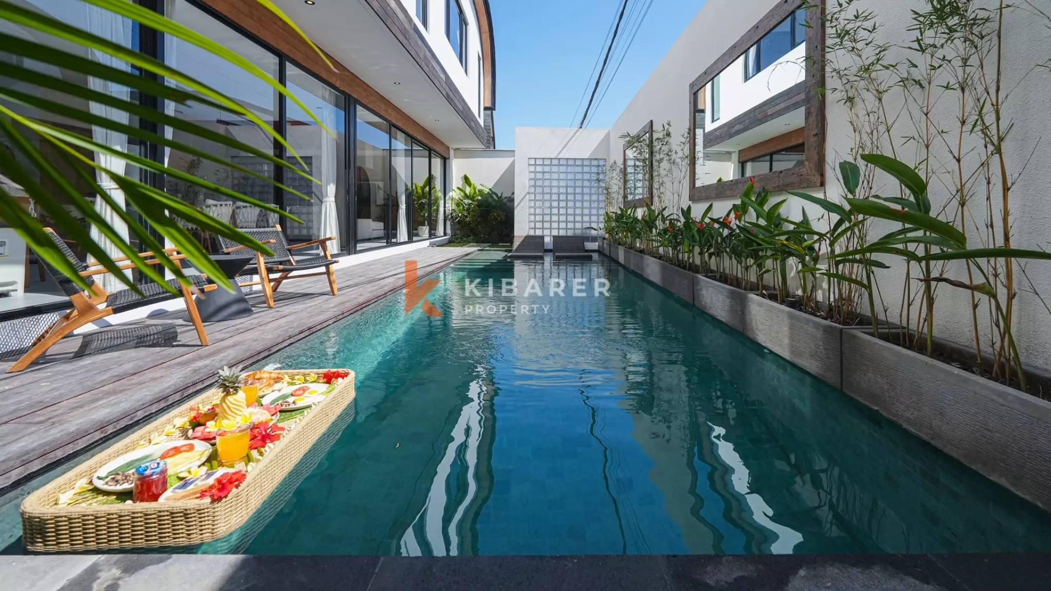 Villa Tiga Kamar Tidur Mewah dengan Ruang Keluarga Tertutup, Berjarak Dekat dengan Pantai Cemagi