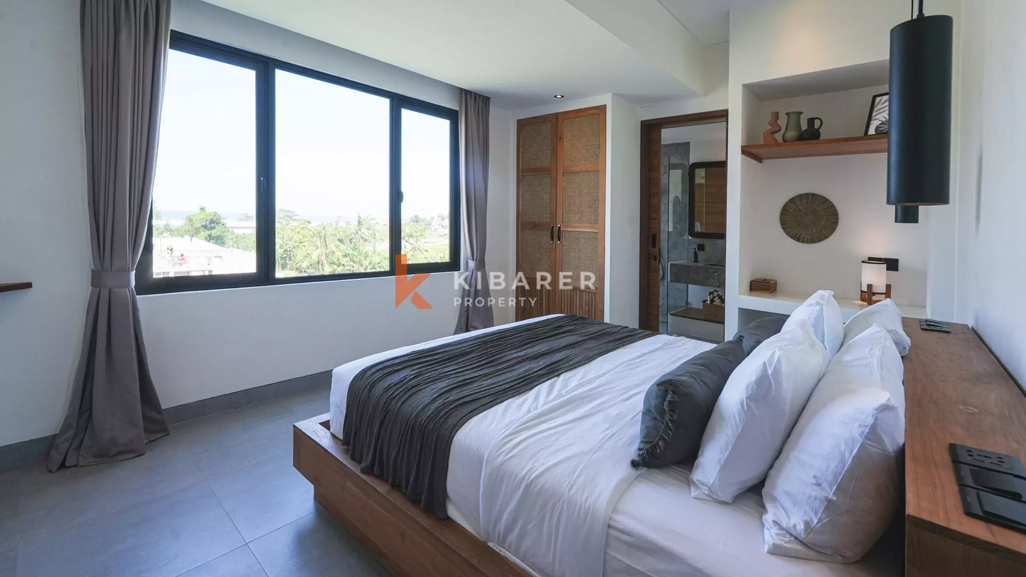 Villa Tiga Kamar Tidur Mewah dengan Ruang Keluarga Tertutup, Berjarak Dekat dengan Pantai Cemagi