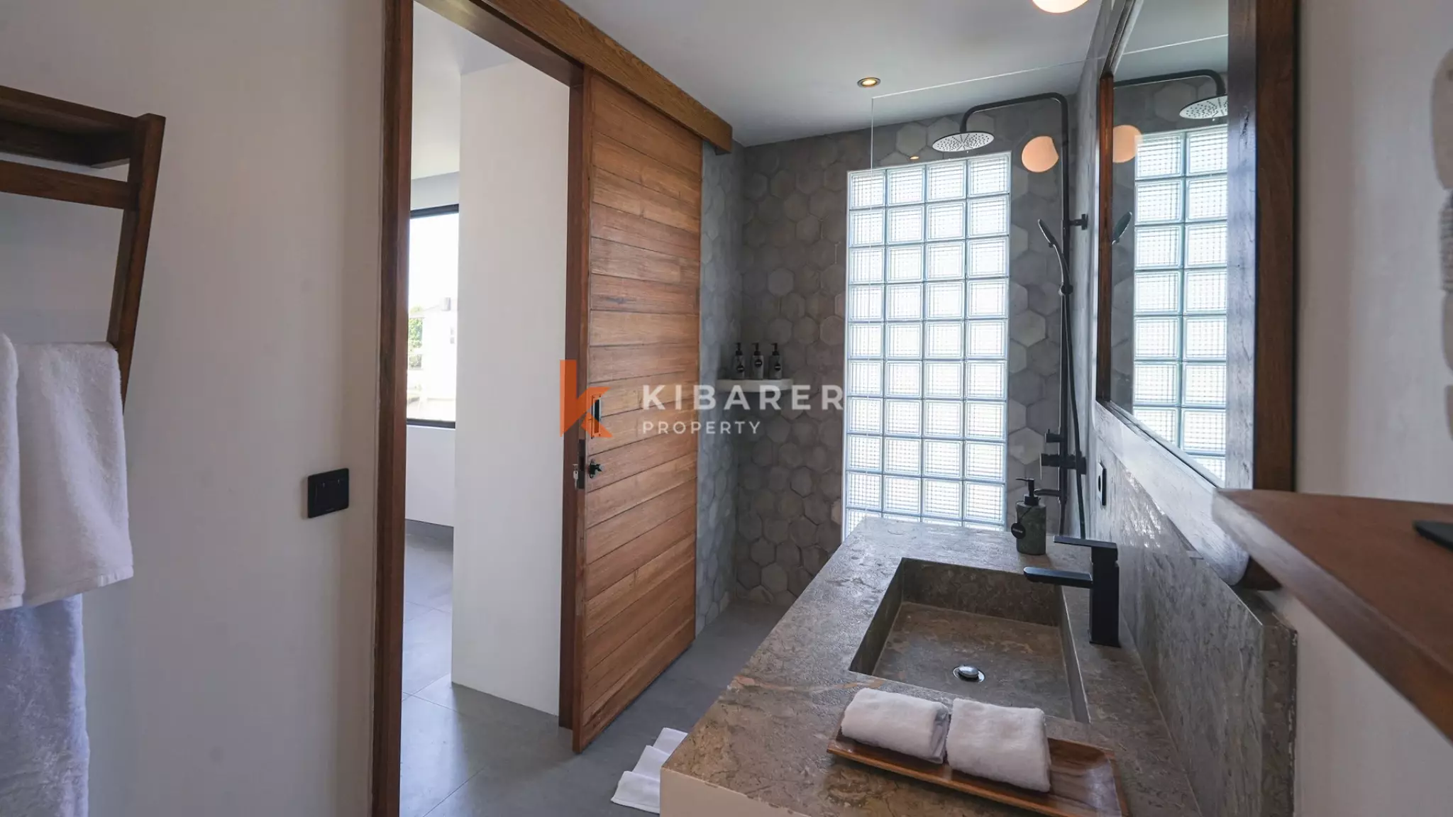 Villa Tiga Kamar Tidur Mewah dengan Ruang Keluarga Tertutup, Berjarak Dekat dengan Pantai Cemagi