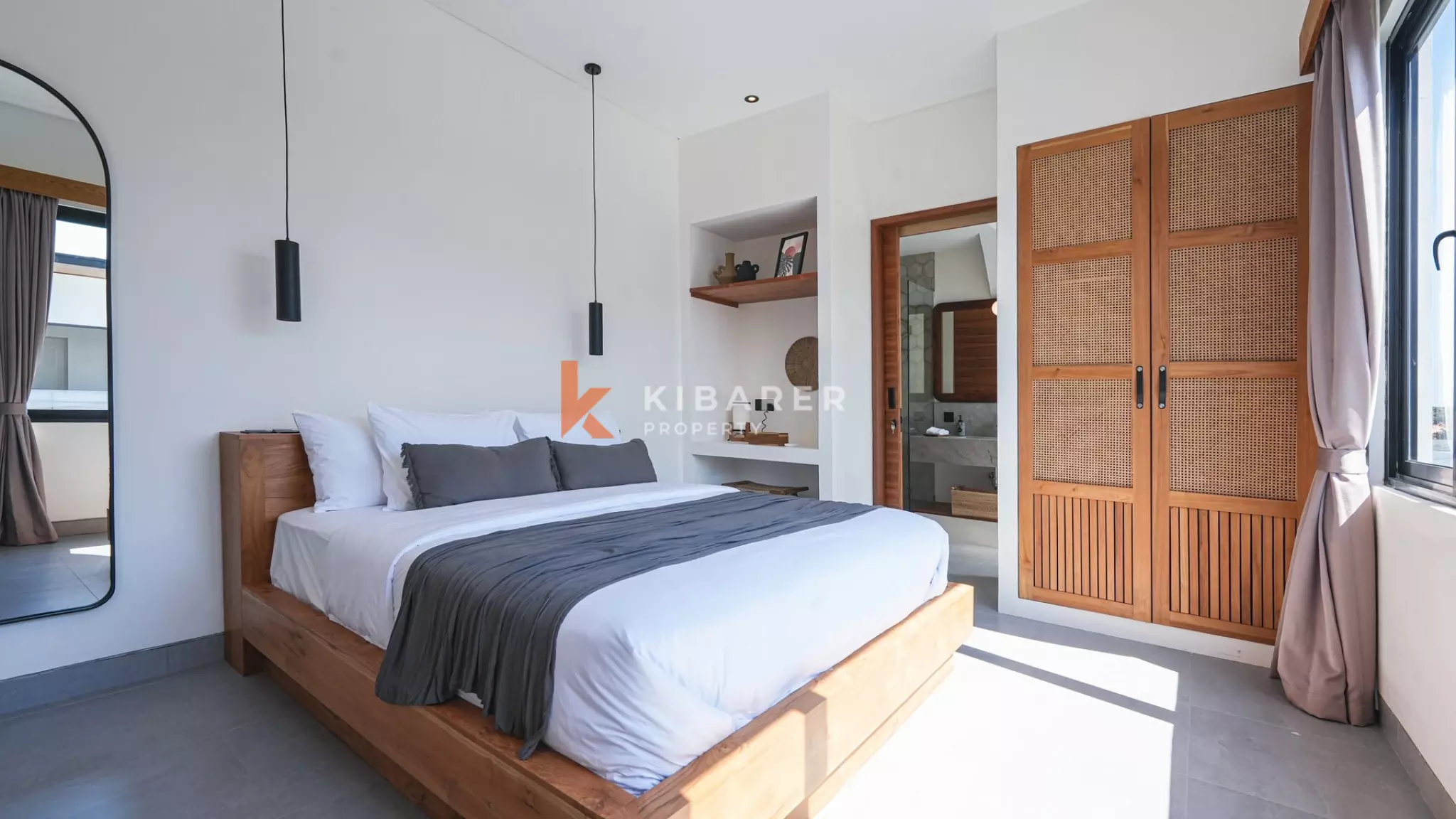 Villa Tiga Kamar Tidur Mewah dengan Ruang Keluarga Tertutup, Berjarak Dekat dengan Pantai Cemagi