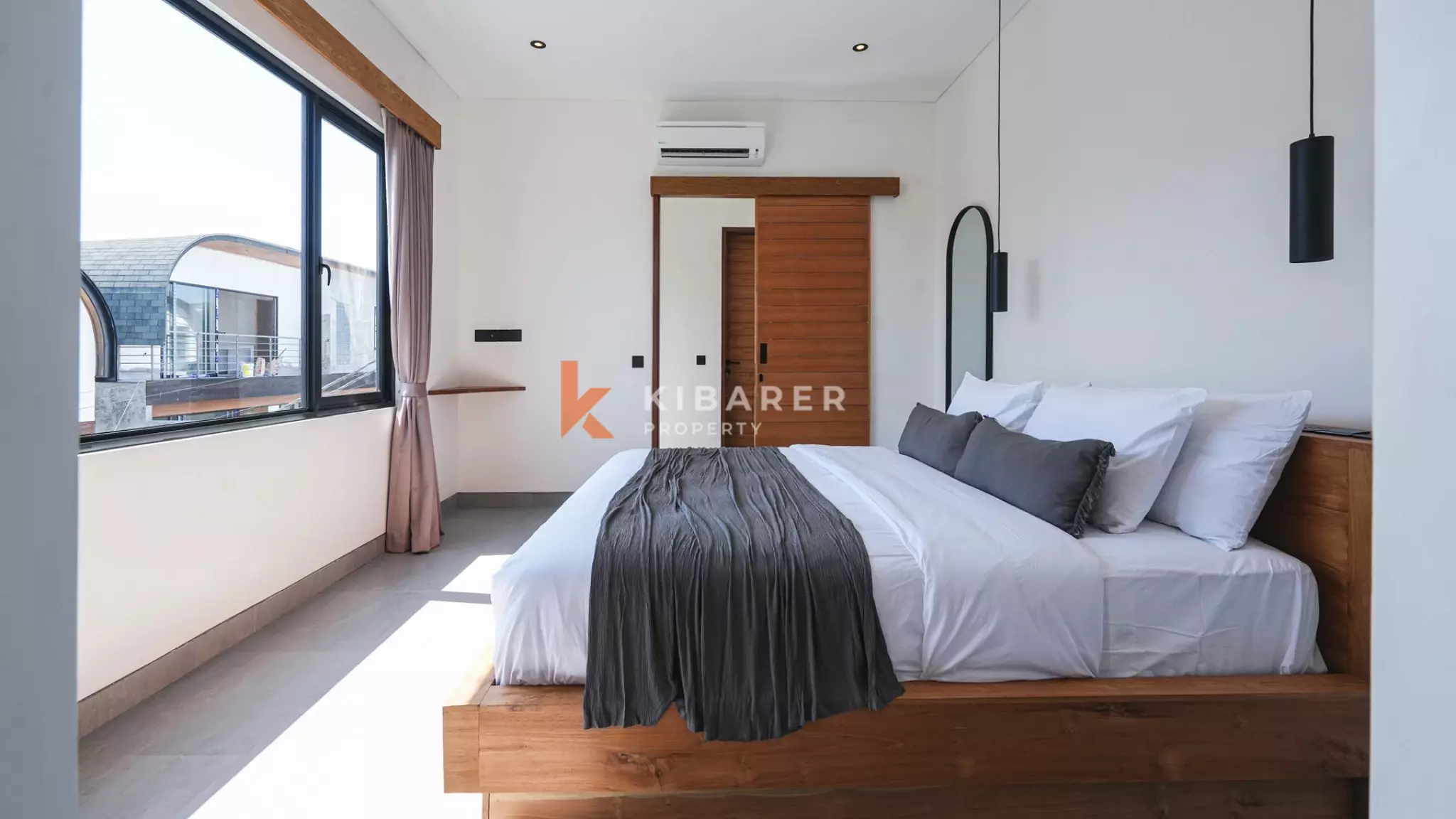 Villa Tiga Kamar Tidur Mewah dengan Ruang Keluarga Tertutup, Berjarak Dekat dengan Pantai Cemagi