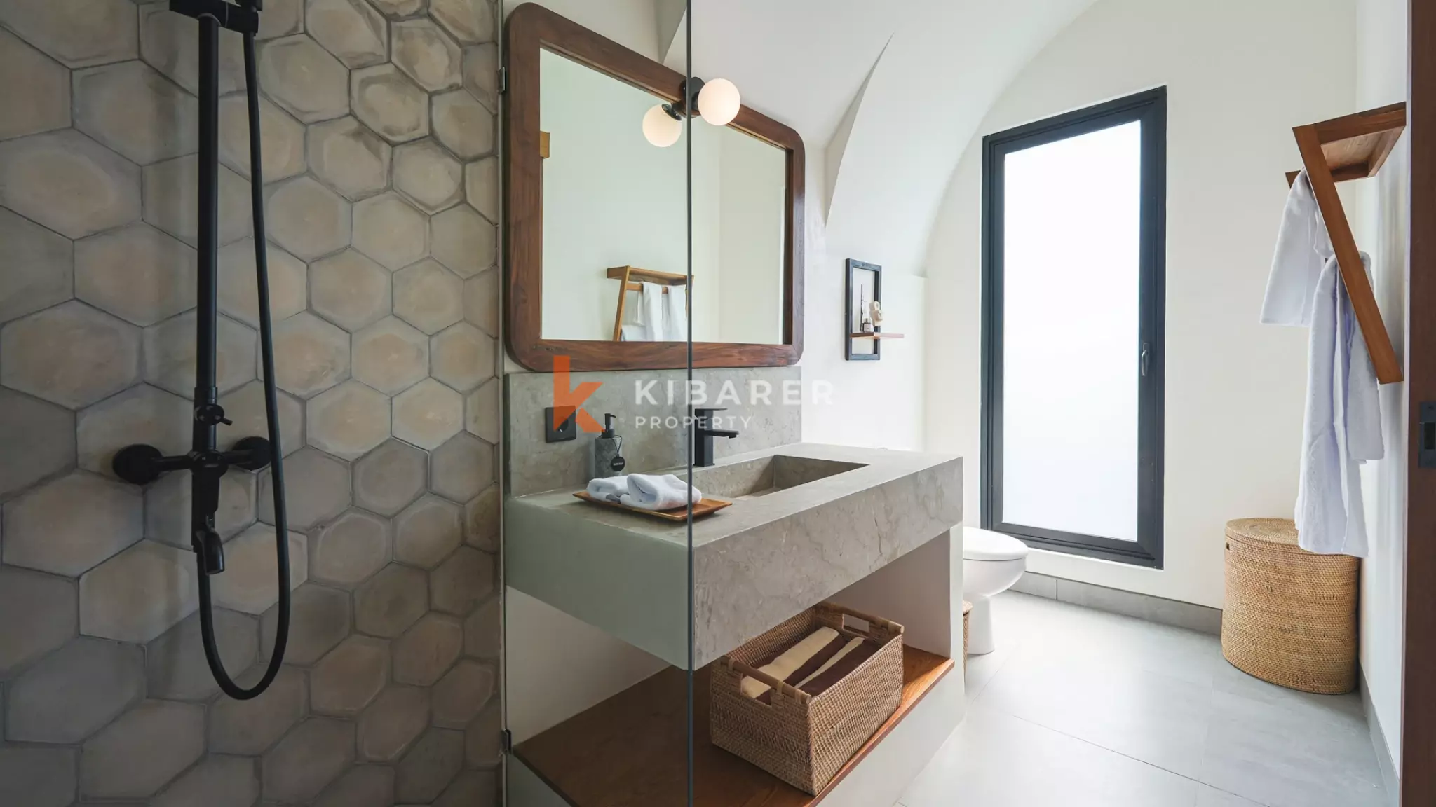 Villa Tiga Kamar Tidur Mewah dengan Ruang Keluarga Tertutup, Berjarak Dekat dengan Pantai Cemagi