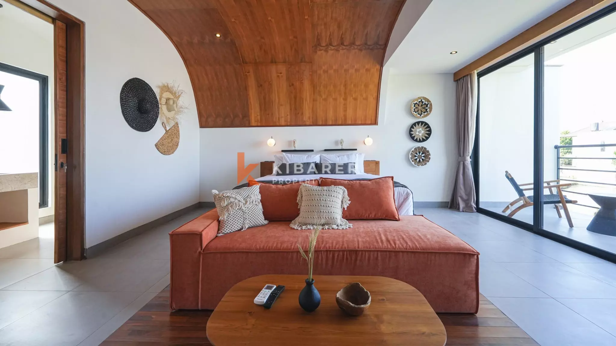 Villa Tiga Kamar Tidur Mewah dengan Ruang Keluarga Tertutup, Berjarak Dekat dengan Pantai Cemagi