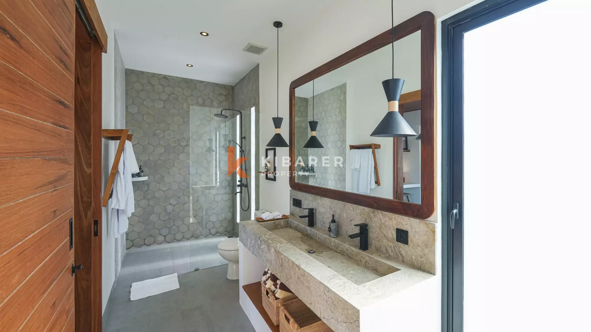 Villa Tiga Kamar Tidur Mewah dengan Ruang Keluarga Tertutup, Berjarak Dekat dengan Pantai Cemagi