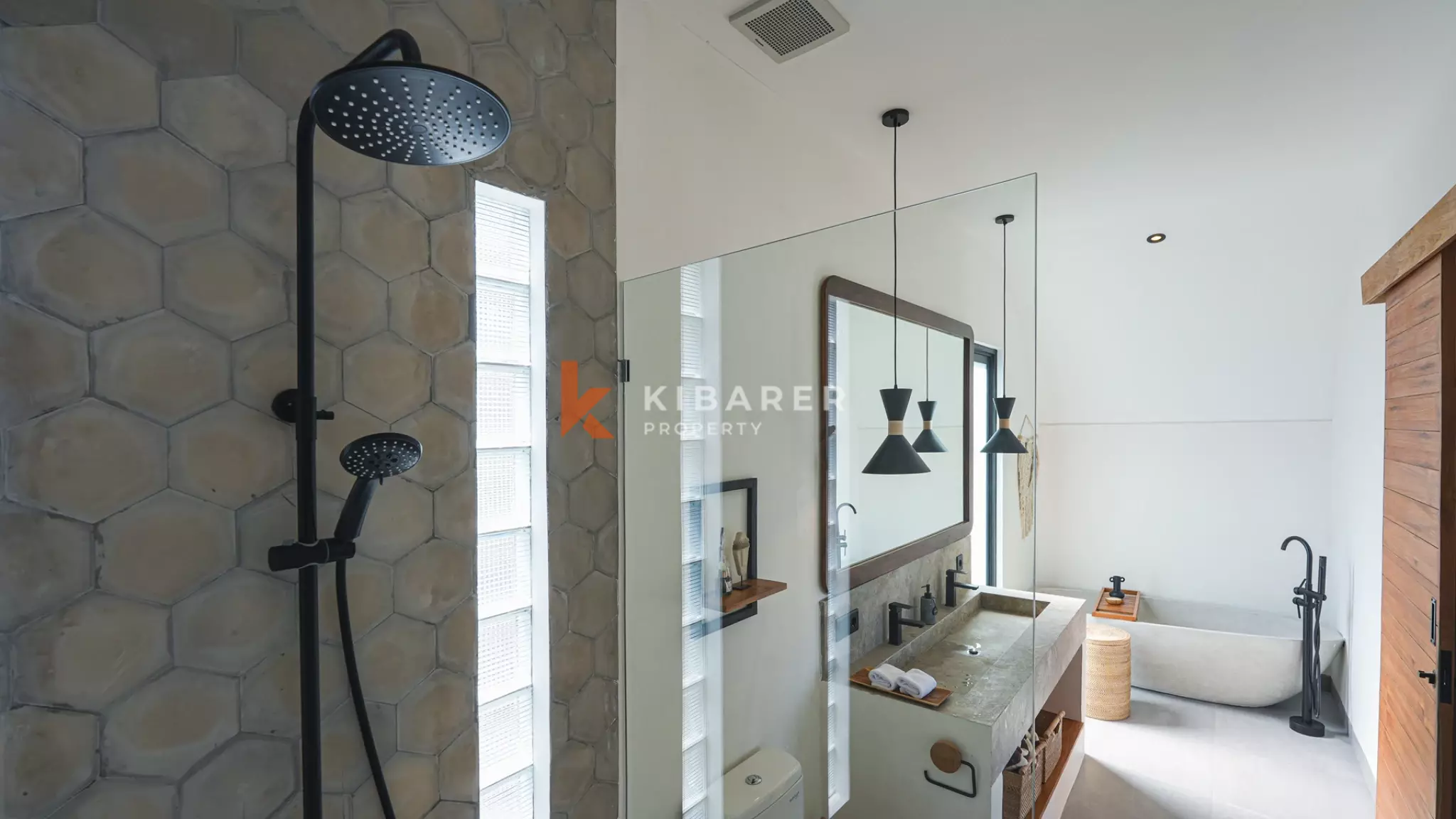 Villa Tiga Kamar Tidur Mewah dengan Ruang Keluarga Tertutup, Berjarak Dekat dengan Pantai Cemagi