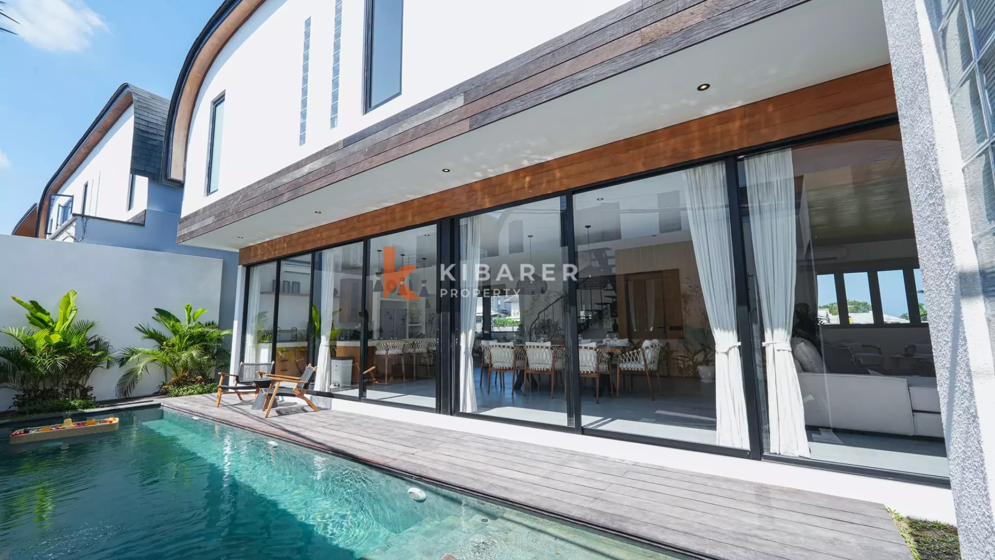 Villa Tiga Kamar Tidur Mewah dengan Ruang Keluarga Tertutup, Berjarak Dekat dengan Pantai Cemagi