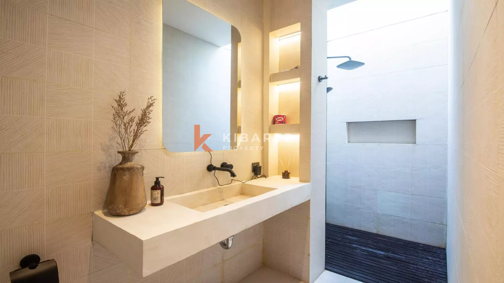 Charmante villa de quatre chambres avec piscine à Berawa