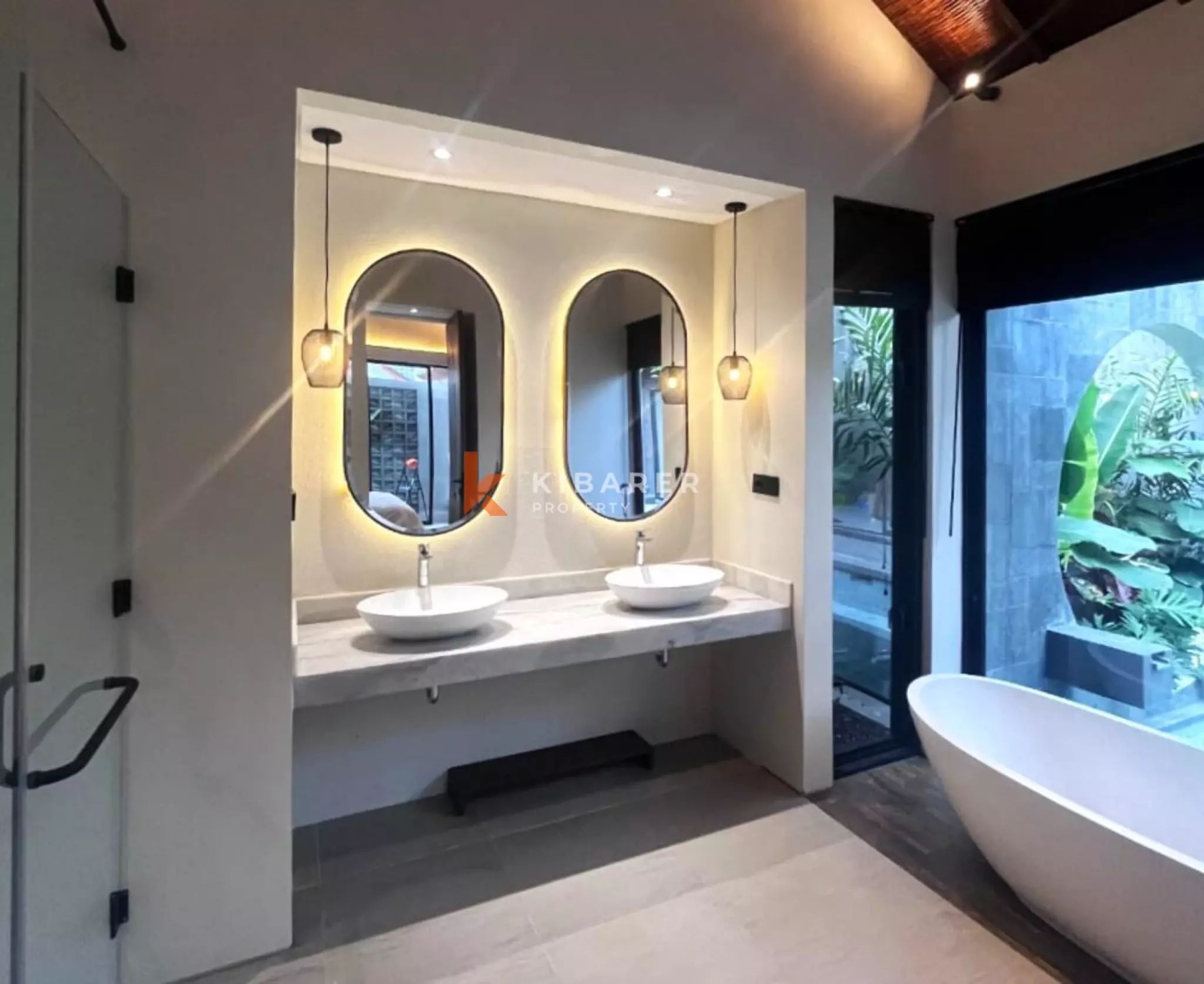 Villa Tiga Kamar Tidur Bergaya Tropis Modern dengan Area Tertutup Pribadi di Batu Bolong