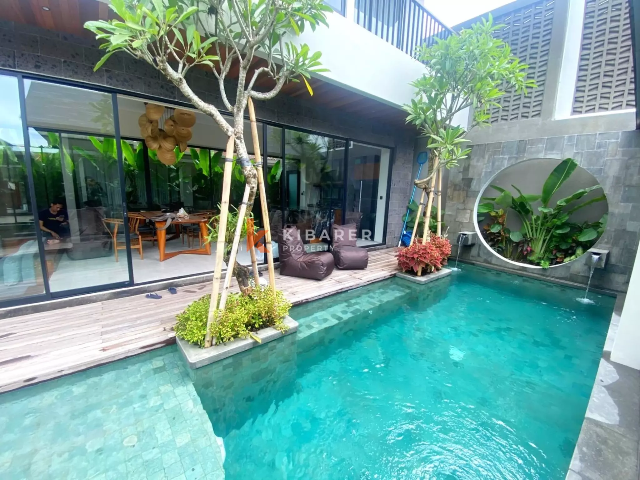 Villa Tiga Kamar Tidur Bergaya Tropis Modern dengan Area Tertutup Pribadi di Batu Bolong